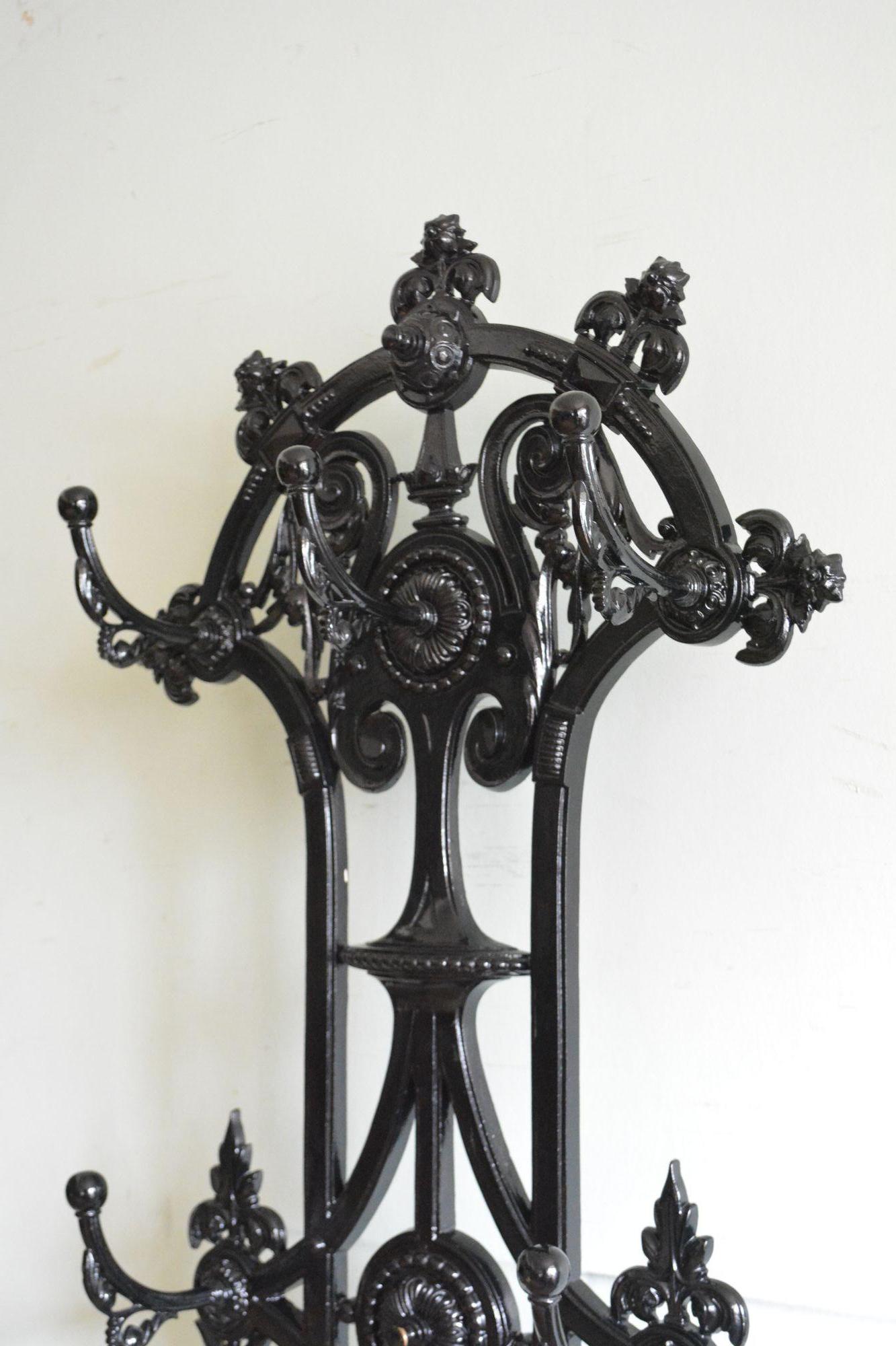 Portaoggetti vittoriano in ghisa Art Nouveau alla maniera di Christopher Dresser in vendita 2