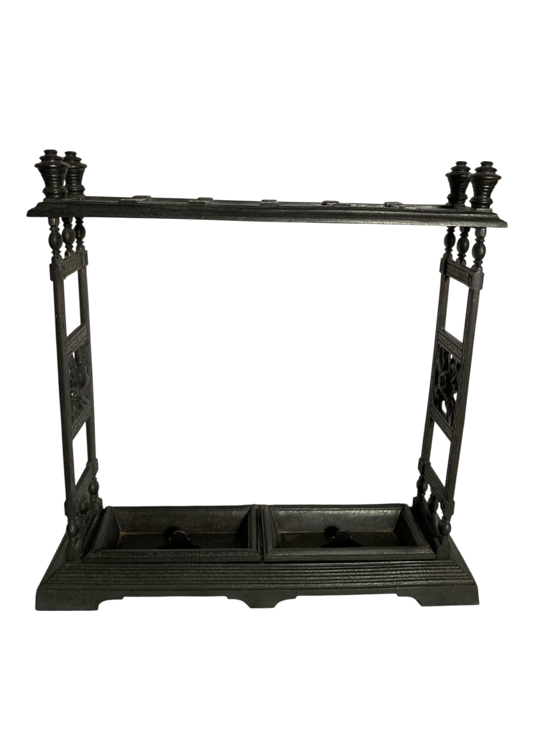 Porte-parapluie victorien en fonte avec bacs de récupération amovibles en vente 4