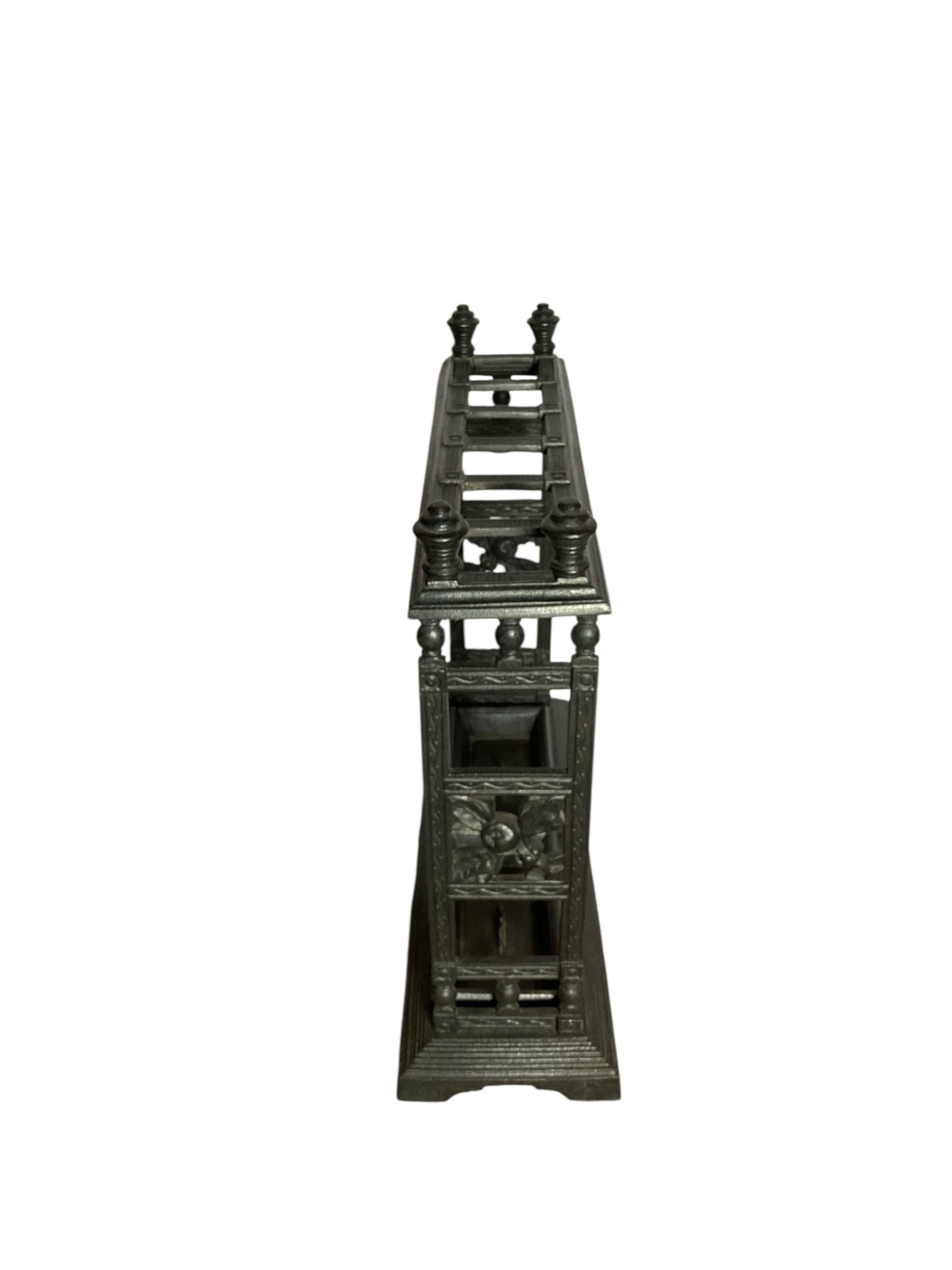 Fer Porte-parapluie victorien en fonte avec bacs de récupération amovibles en vente
