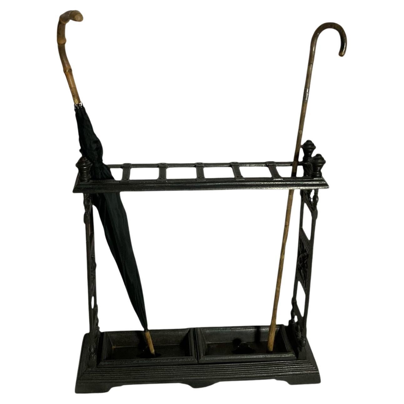 Porte-parapluie victorien en fonte avec bacs de récupération amovibles en vente