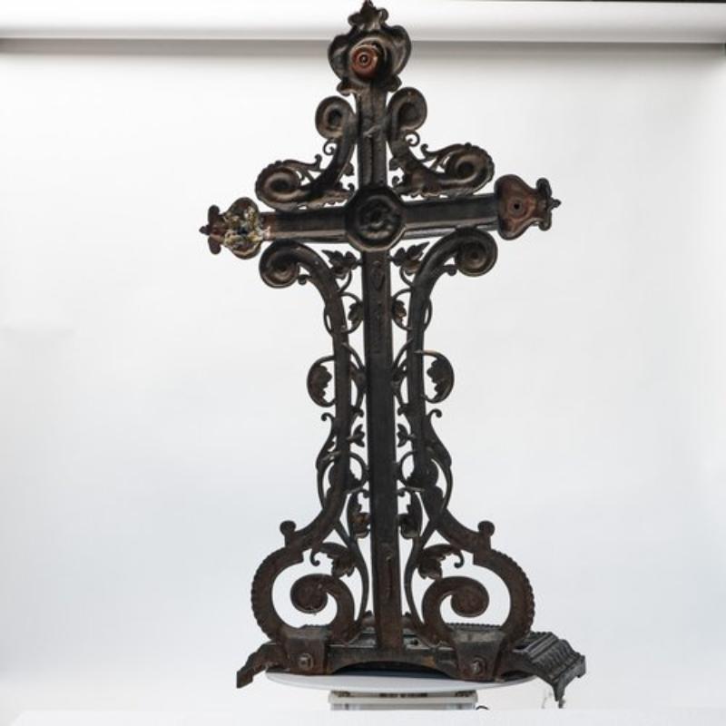 This antique cast iron Coalbrookdale hall stand is complete with an angular top rail and a lower drip tray. The stand is held upright by a cross and the detailed ironwork features green English ivy leaves whose yellow stems wraparound the cross.