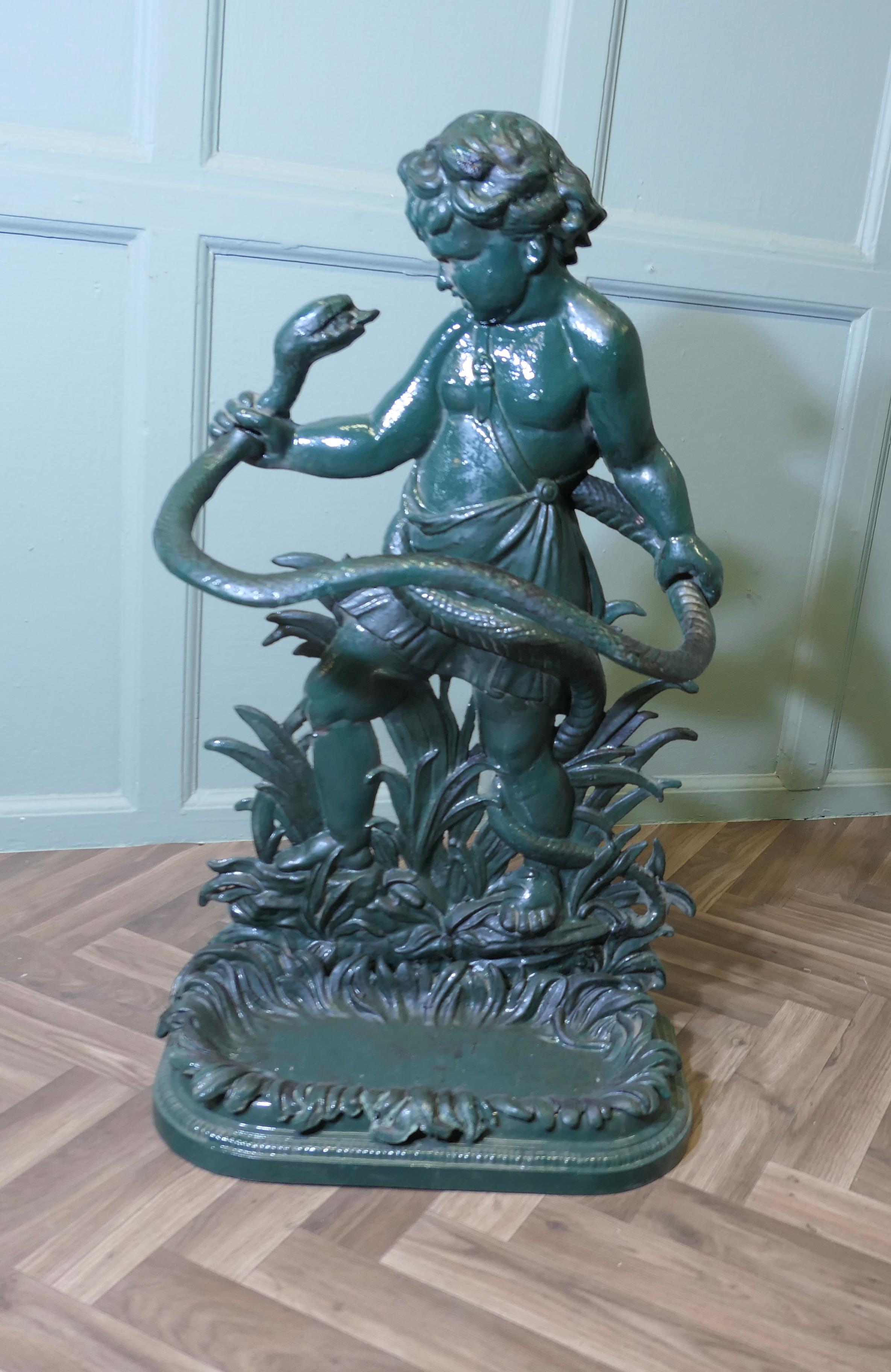 Porte-parapluies victorien en fonte

Cette superbe pièce retrace l'histoire du jeune Hercule. 
Formé d'un serpent, il constitue le support des parapluies, la base herbeuse formant un égouttoir amovible. 
Un exemple très rare et original de ce
