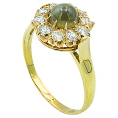 Anillo Victoriano de Ojo de Gato y Racimo de Diamantes talla Mina Antigua de Oro Amarillo de 18 Kilates