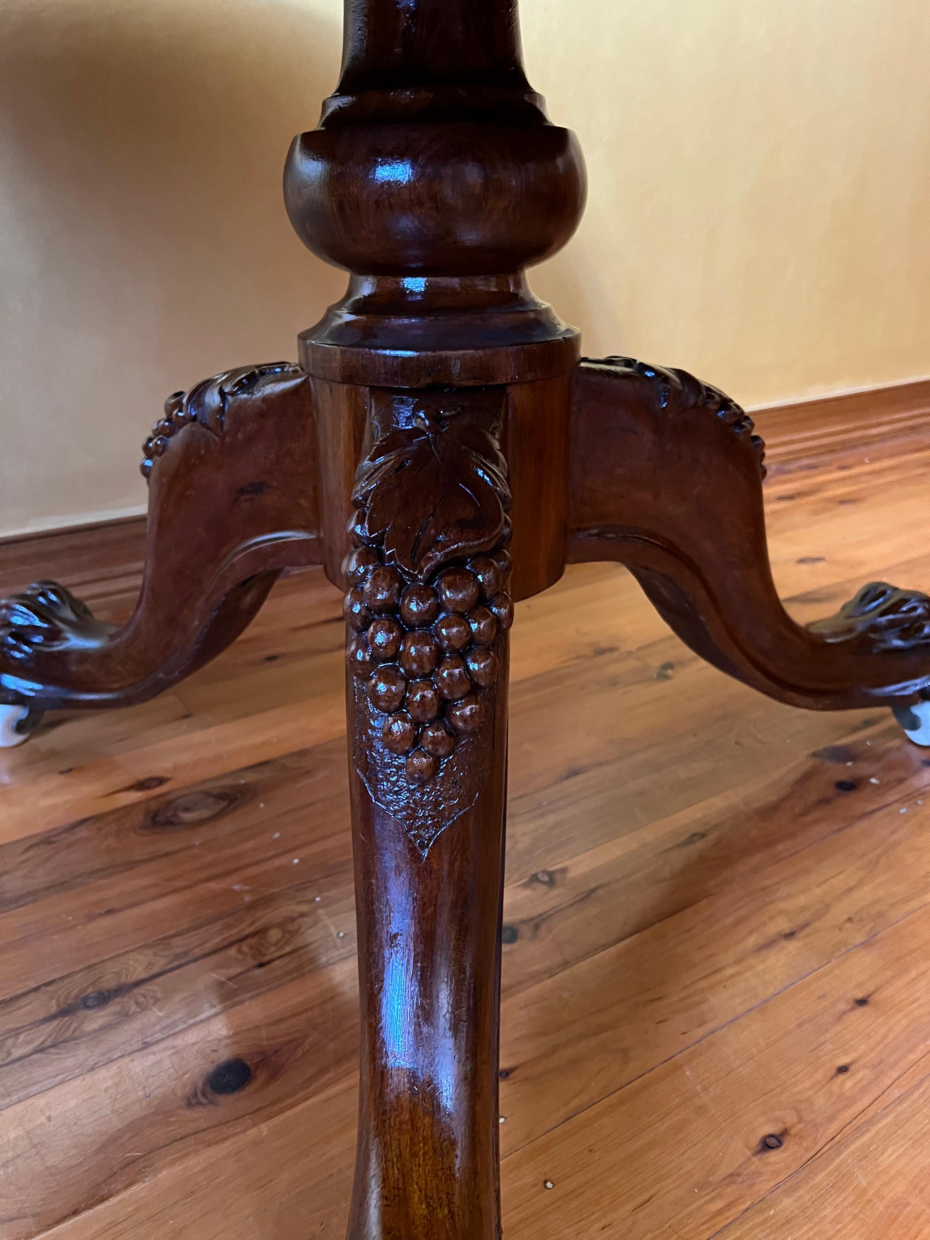 Victorian Cedar Tilt Top with Claw Feet Dining Table In Good Condition For Sale In EDENSOR PARK, NSW