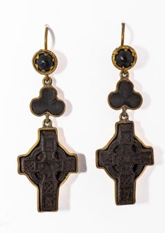 Victorian Celtic Gravur Kreuz Ohrringe von Bog Oak und Pinch Gold Ohr Drähte