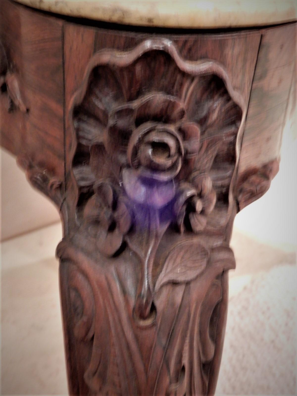 Laminated Victorian Center table “Belter” Rosewood For Sale
