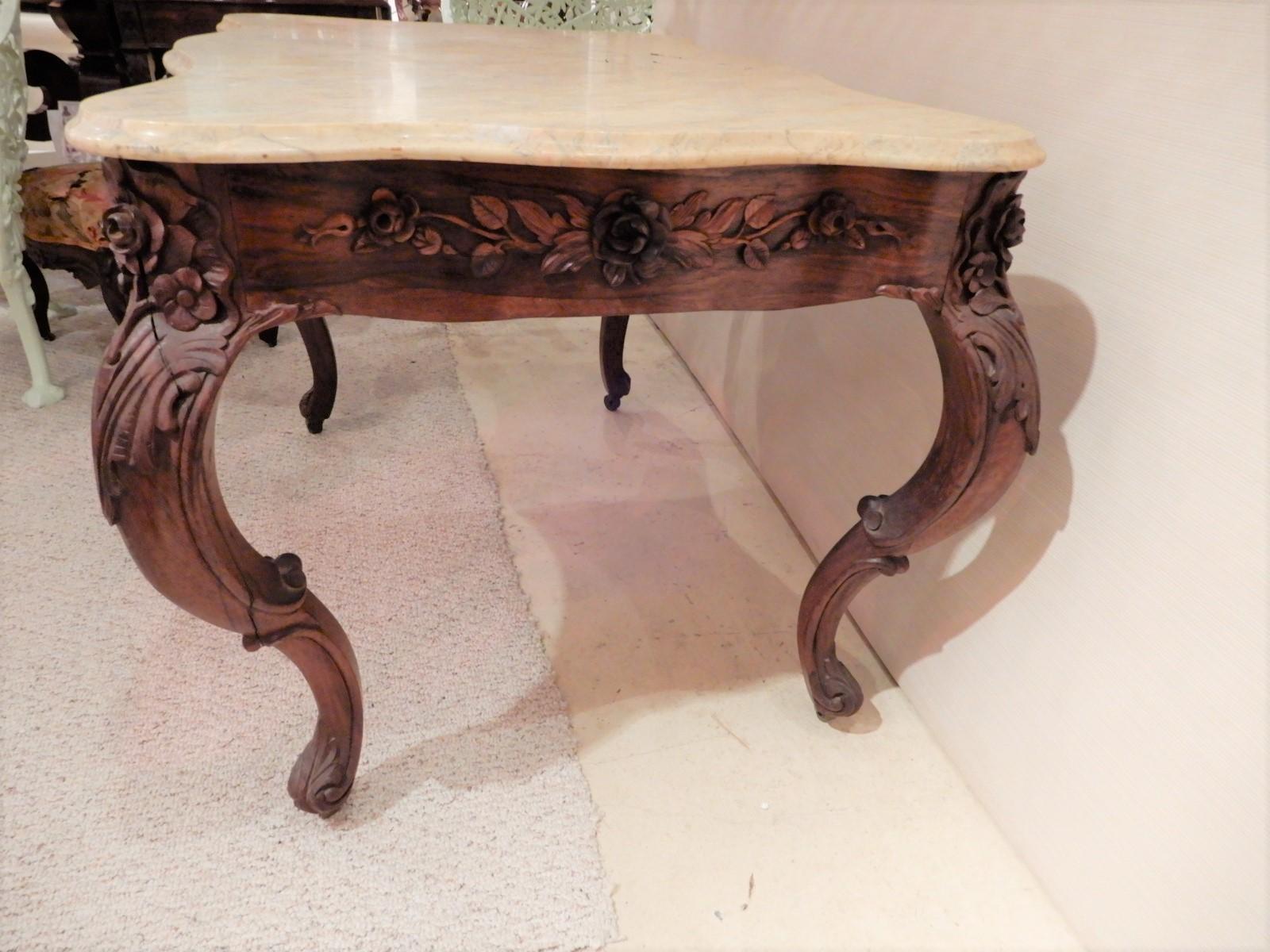 Victorian Center table “Belter” Rosewood In Good Condition For Sale In Long Island, NY