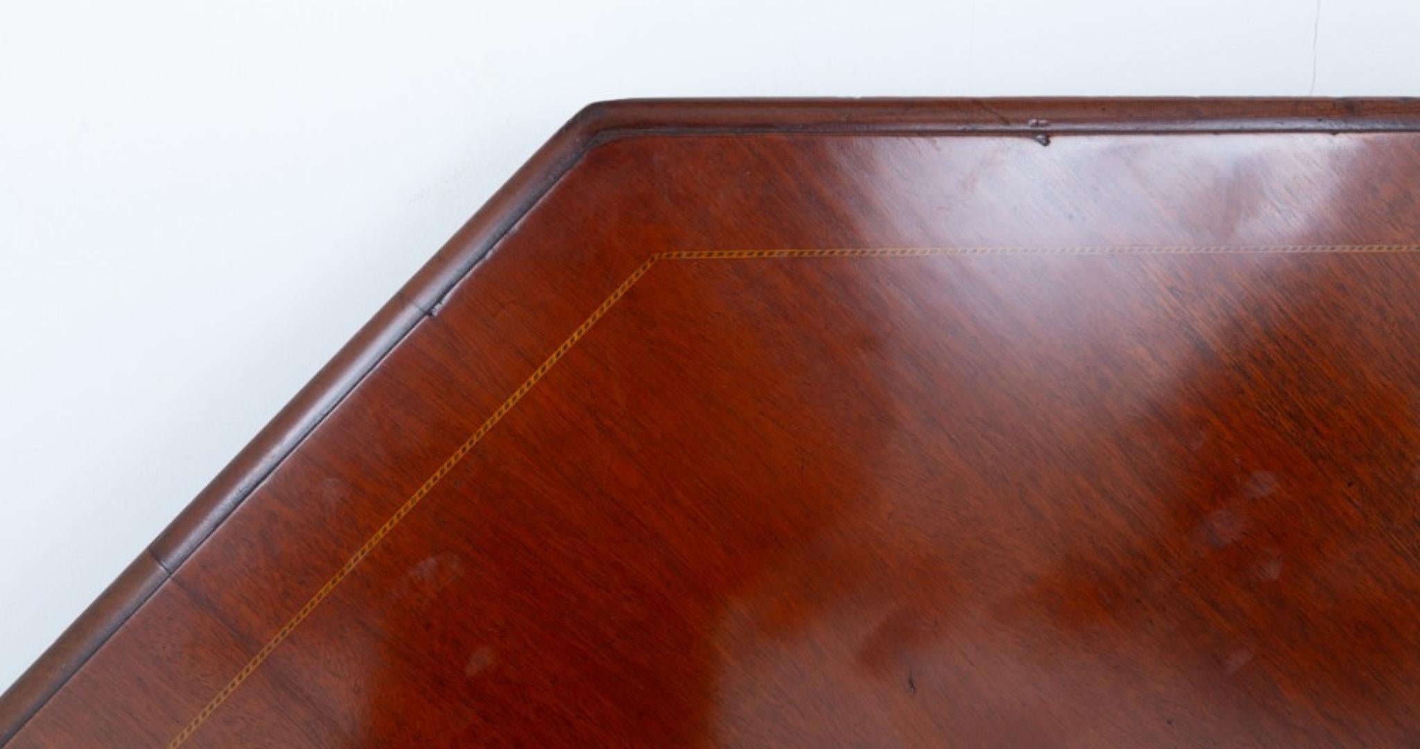 Grande tavolo da pranzo ottagonale in mogano di epoca vittoriana
Circa 1880
Questo tavolo piuttosto insolito poggia su gambe sagomate con supporti torniti uniti da una sezione trasversale.
Spediamo in ogni angolo del pianeta, compresi gli Stati