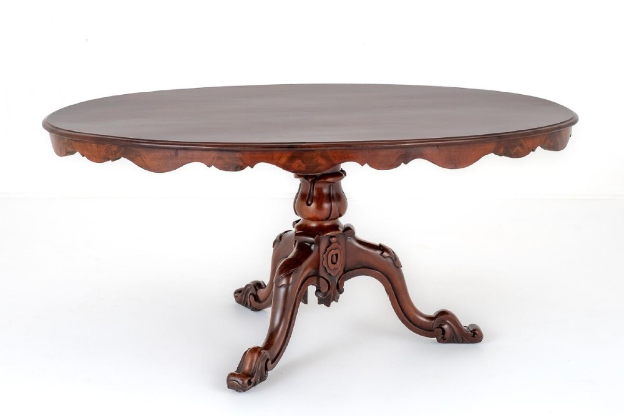 Early Victorian mahogany oval centre or breakfast table.
circa 1850
The Top of The Table Featuring a Shaped Frieze and Thumb Mould.
The Table Stands Upon a Well Designed Base with 3 Shaped legs, Carved Toes, Carved Knees and a Ring Turned Carved