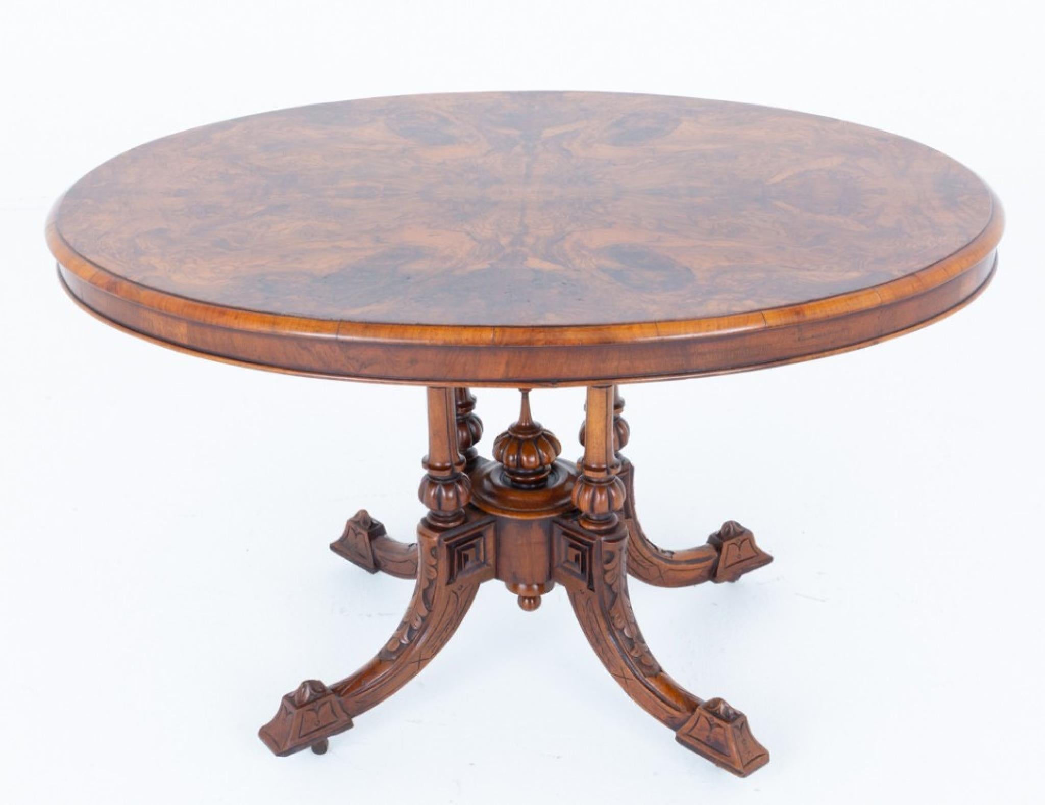 Table centrale victorienne en ronce de noyer
Circa 1860
Le plateau de la table présente de magnifiques bois assortis et des moulures en forme de pouce.
La base de la table a des pieds sculptés avec des roulettes en laiton, 4 montants tournés et un