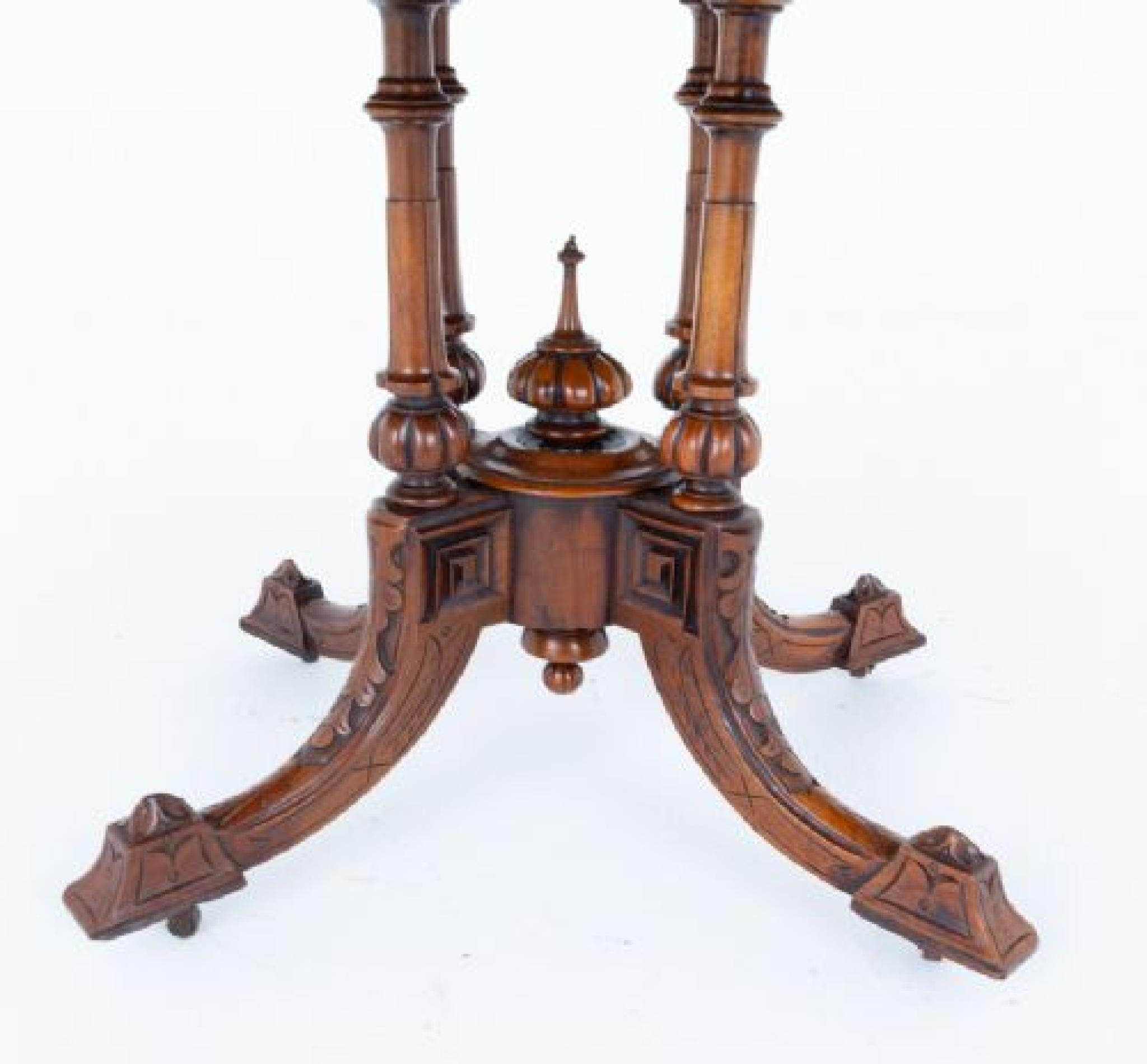 Milieu du XIXe siècle Table centrale victorienne en ronce de noyer ancienne 1860 en vente