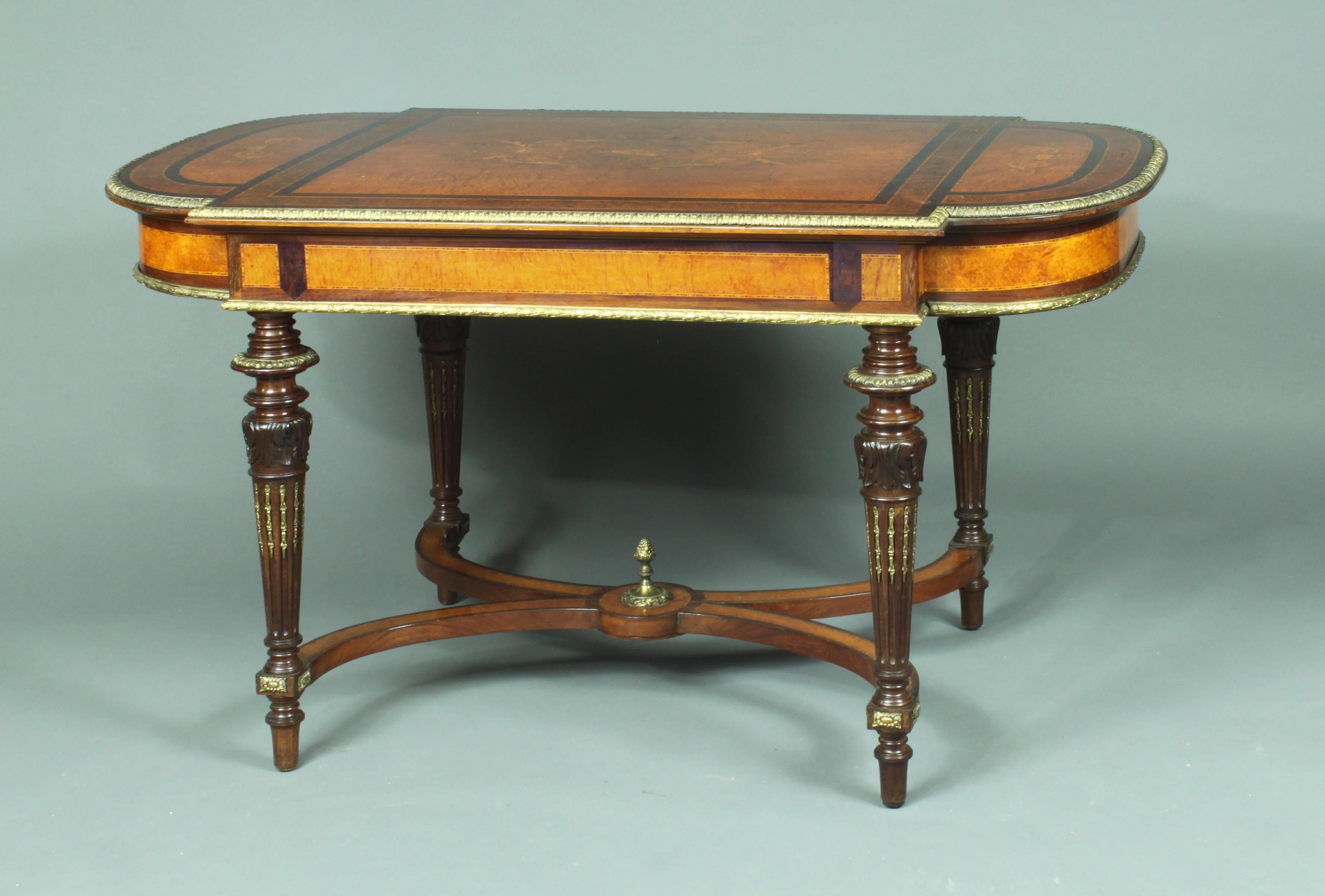 Late 19th Century Victorian Centre Table in Amboyna