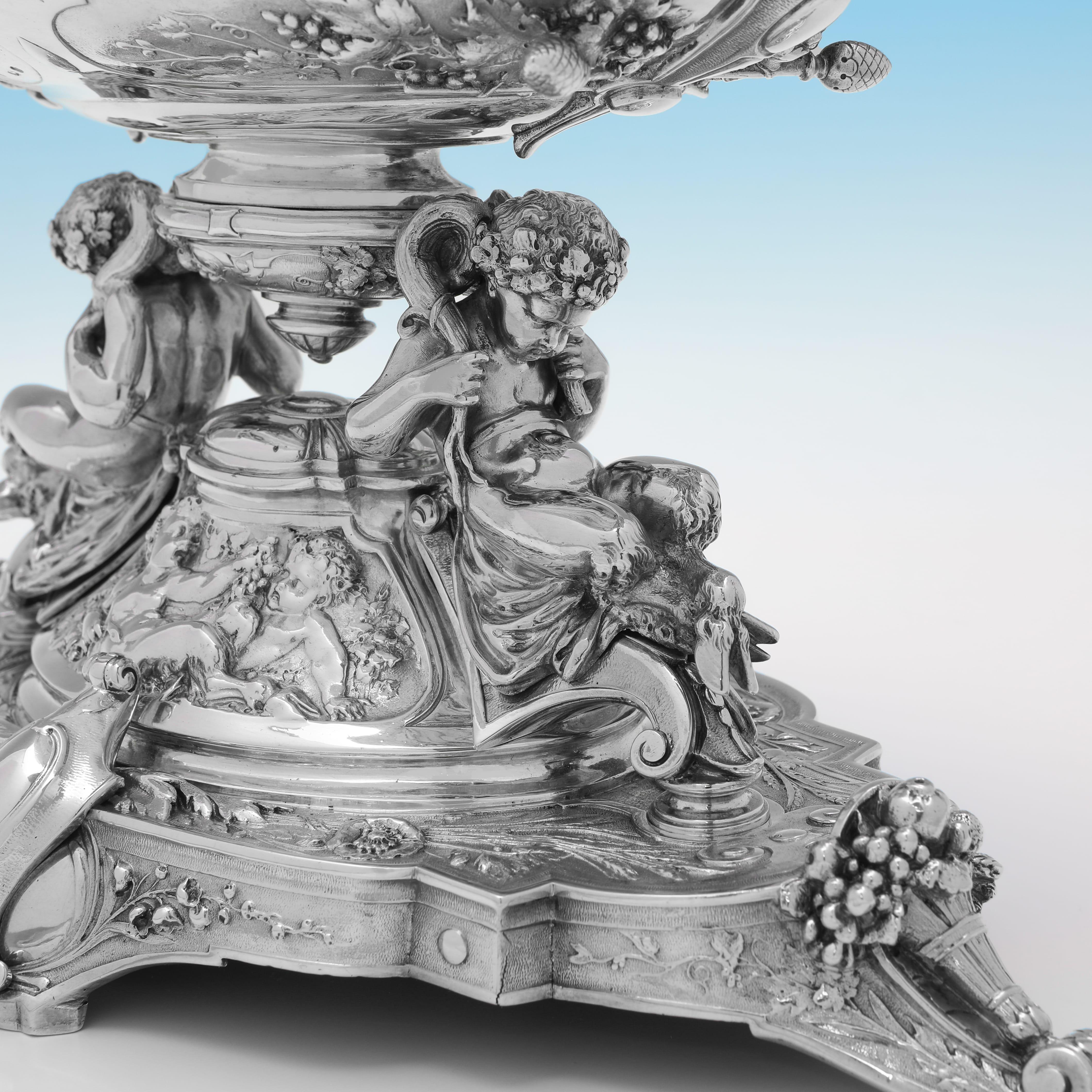 suite de 3 plats victoriens fabriqués par Elkington & Co. 1890 - 1895. en vente 3
