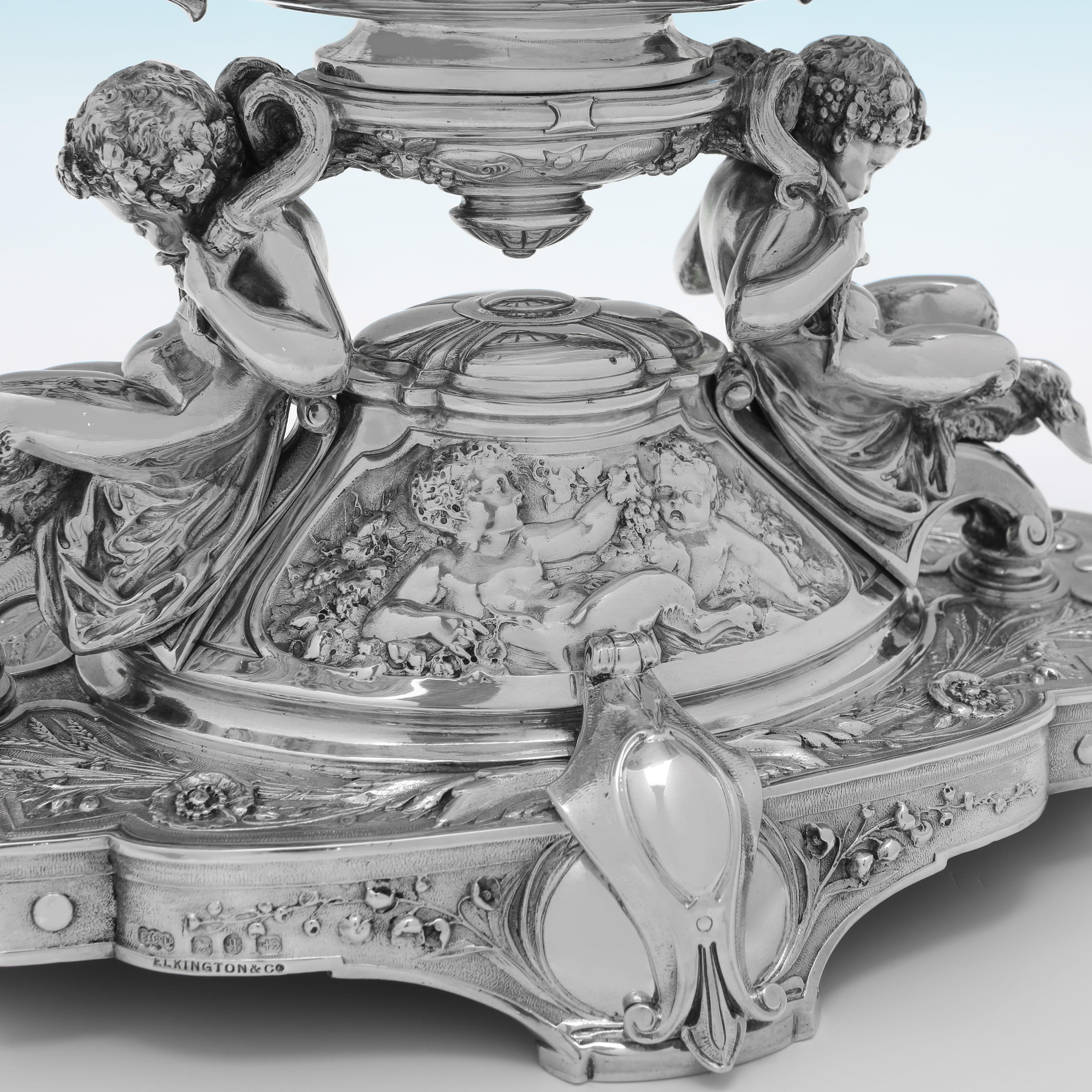 suite de 3 plats victoriens fabriqués par Elkington & Co. 1890 - 1895. en vente 4