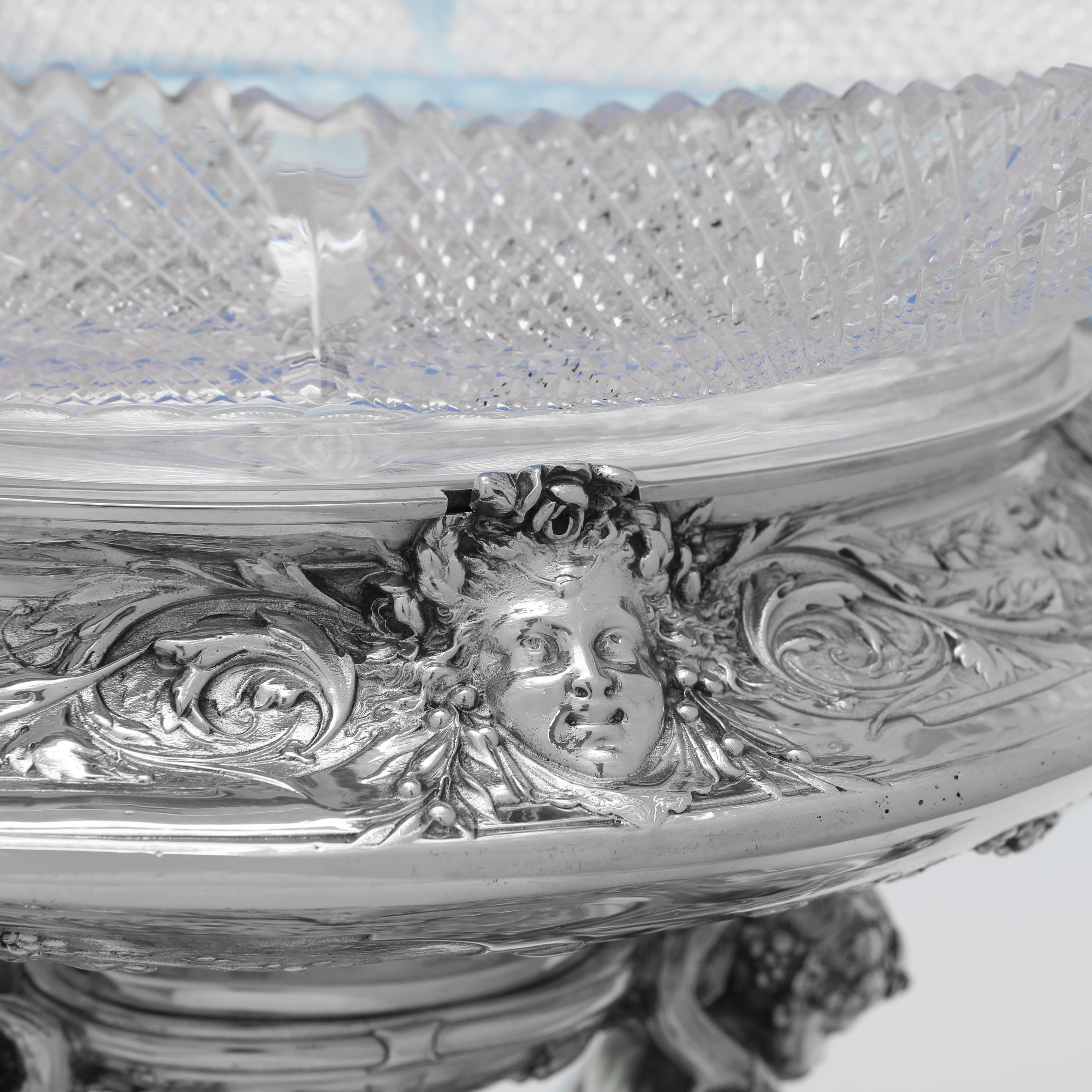 suite de 3 plats victoriens fabriqués par Elkington & Co. 1890 - 1895. en vente 5