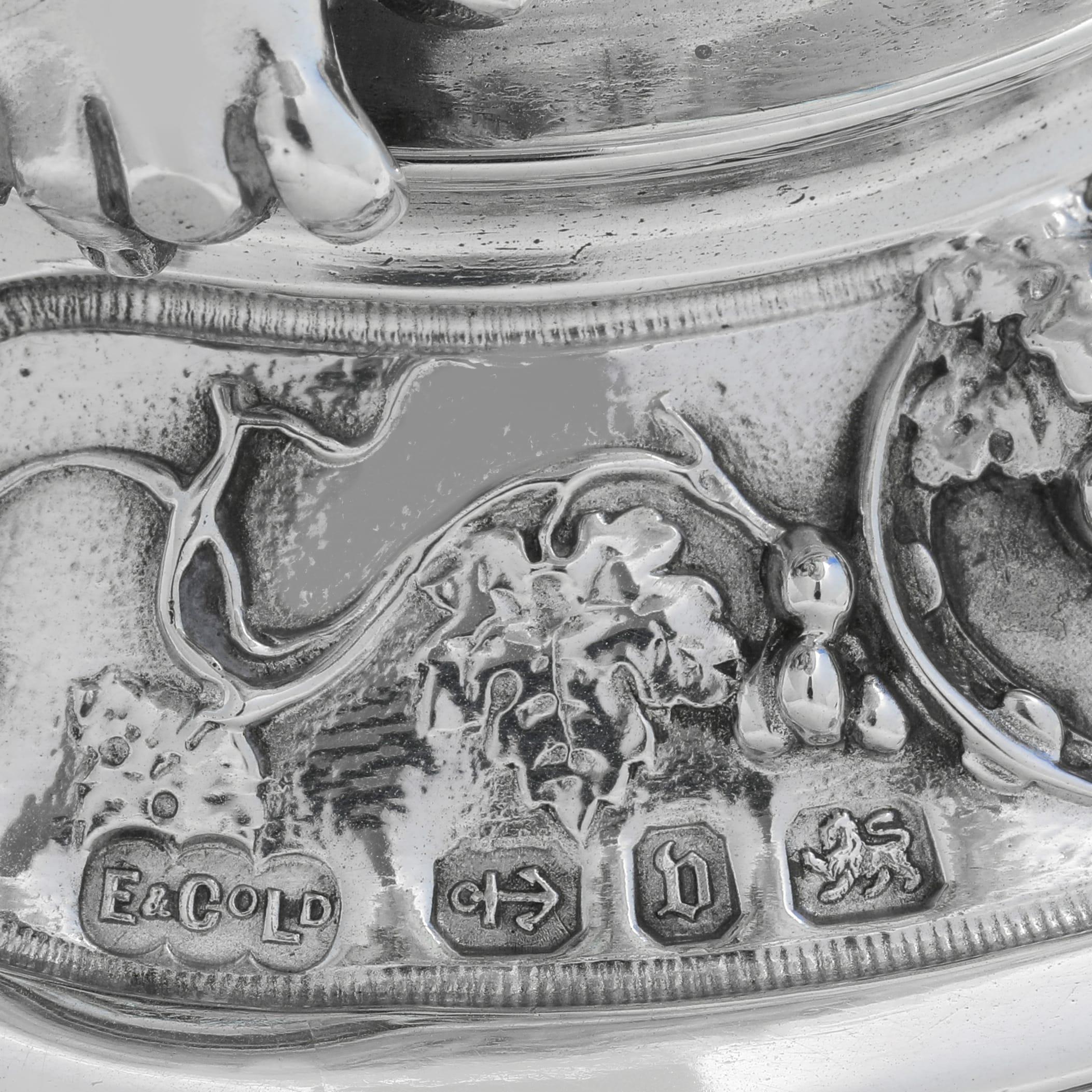 suite de 3 plats victoriens fabriqués par Elkington & Co. 1890 - 1895. en vente 8