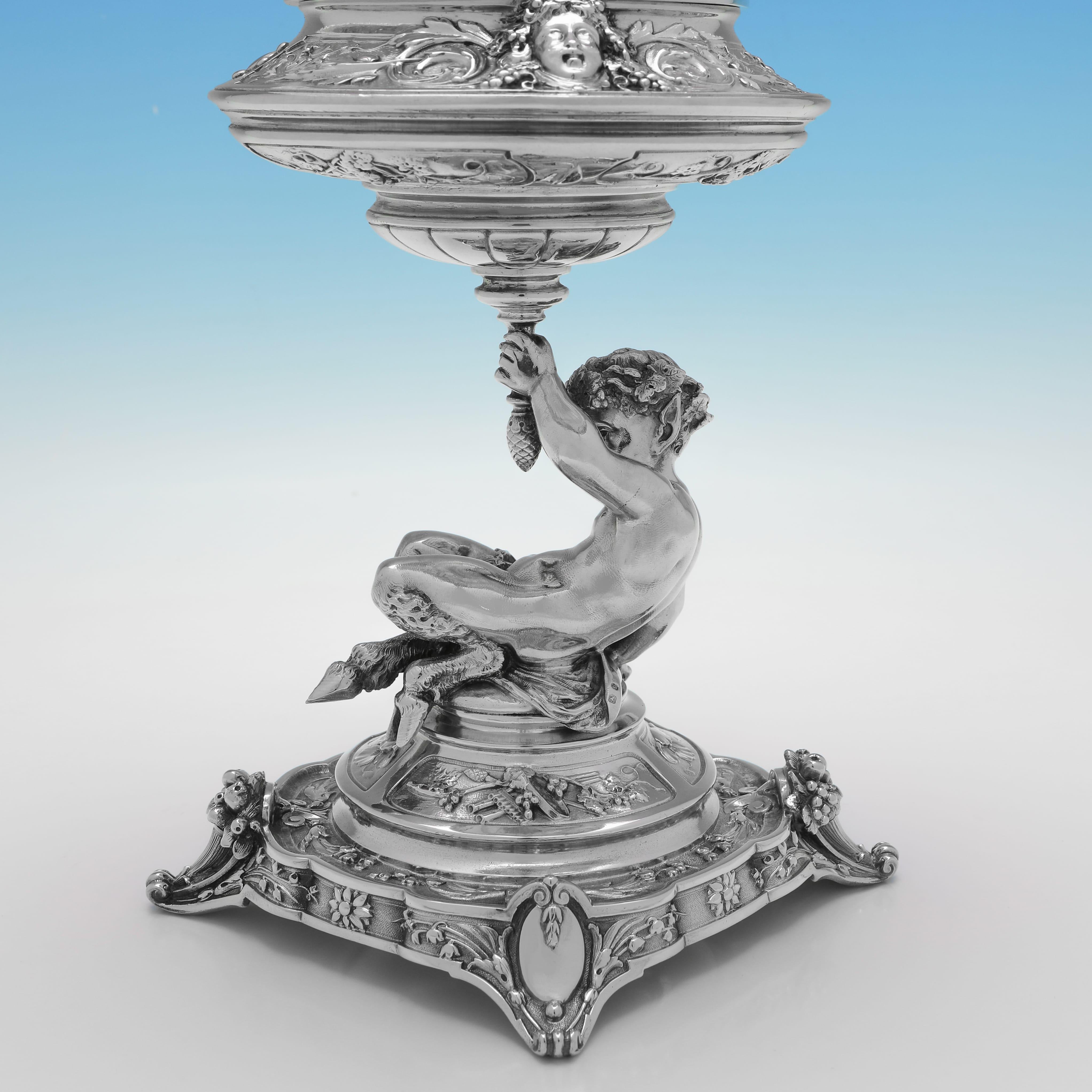 Anglais suite de 3 plats victoriens fabriqués par Elkington & Co. 1890 - 1895. en vente