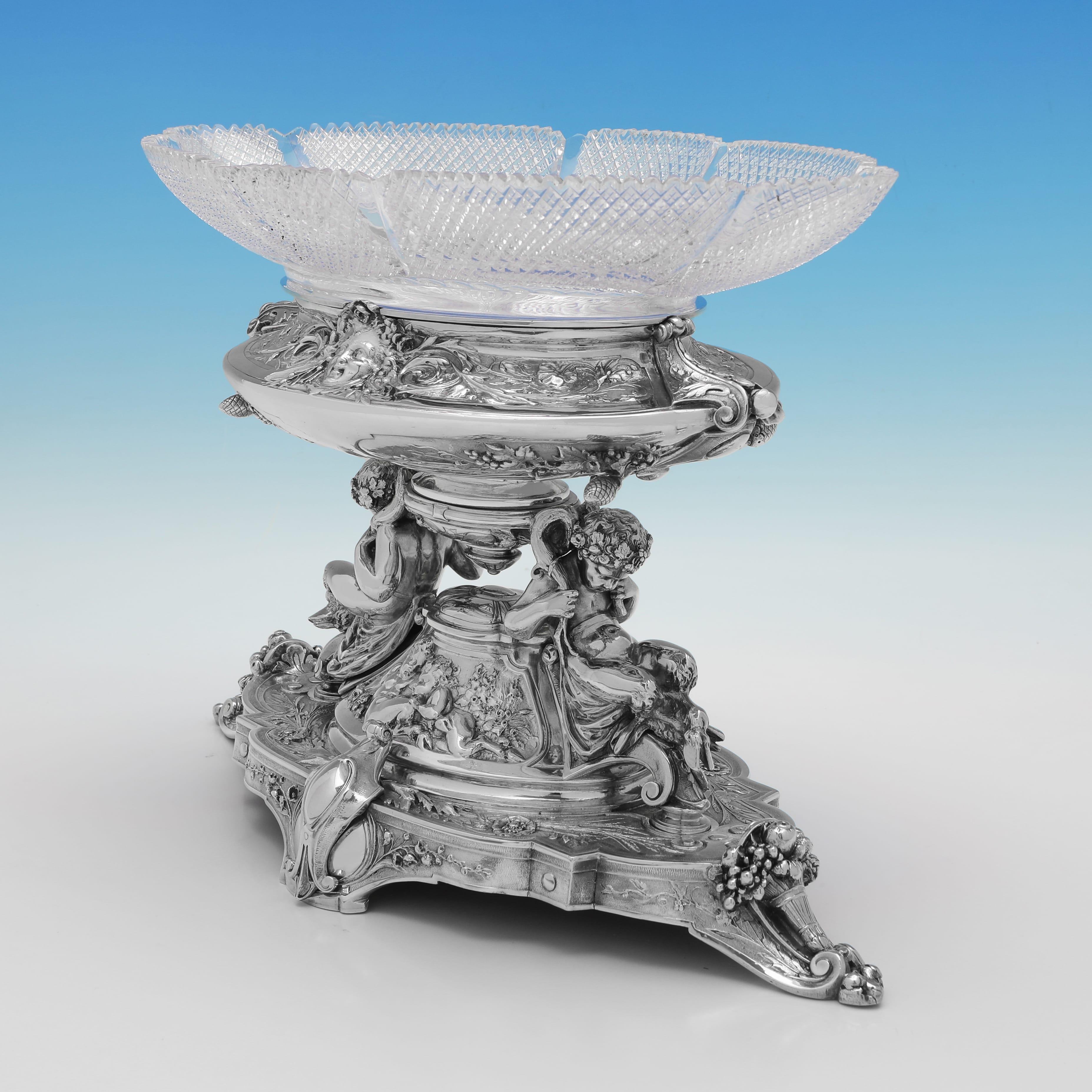 suite de 3 plats victoriens fabriqués par Elkington & Co. 1890 - 1895. en vente 1
