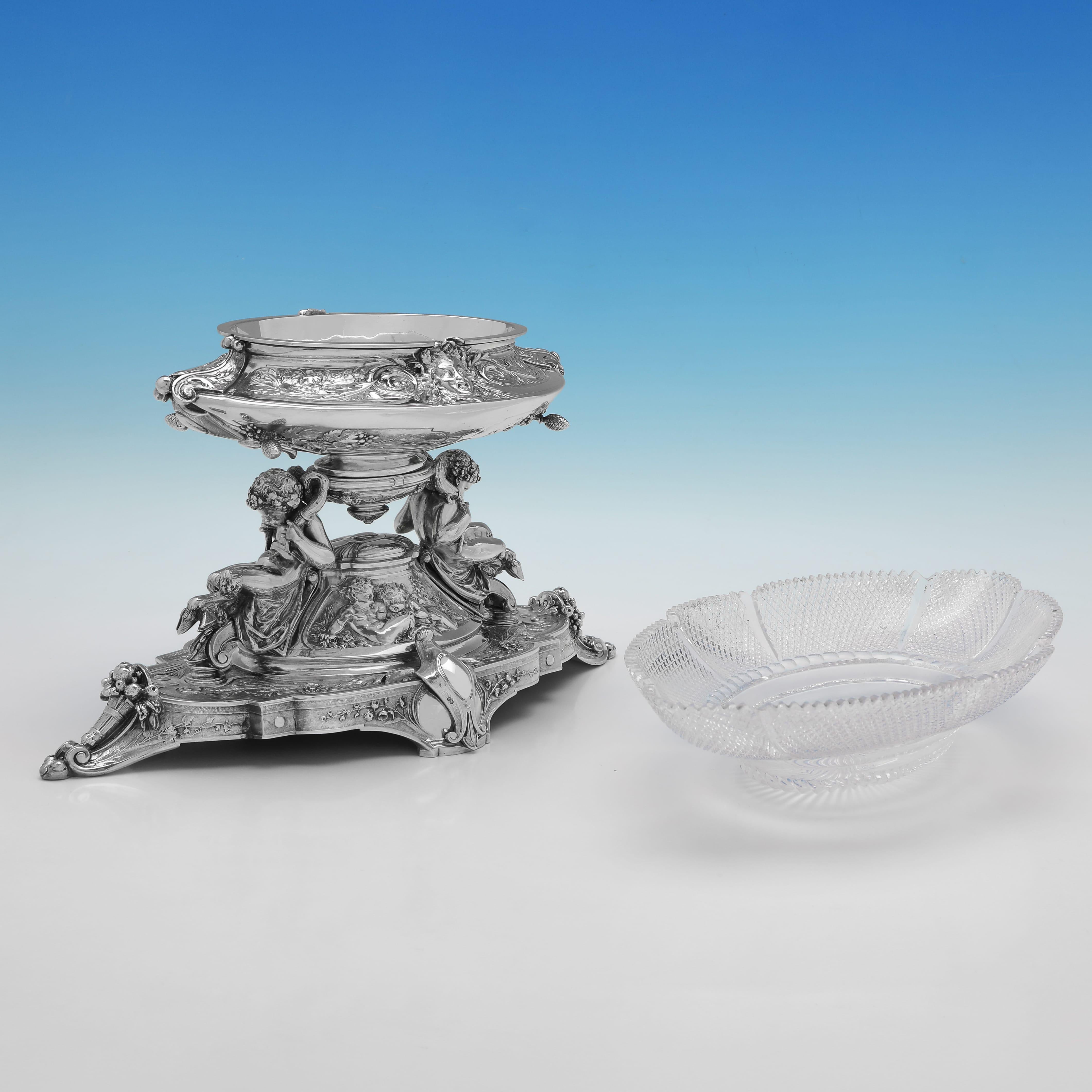 suite de 3 plats victoriens fabriqués par Elkington & Co. 1890 - 1895. en vente 2