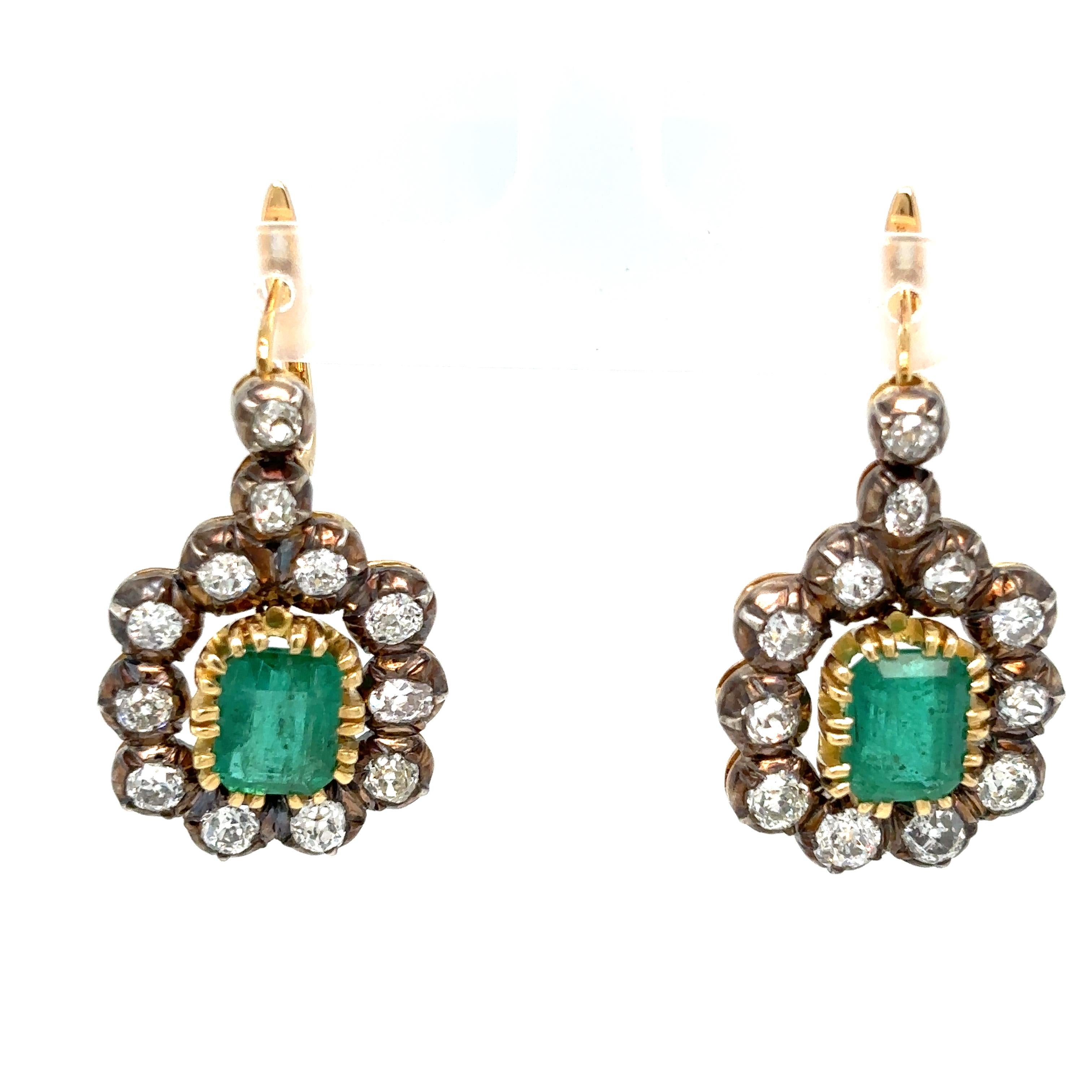 Questi orecchini vittoriani con smeraldi e diamanti in oro bianco 18 carati e argento presentano 2 smeraldi naturali del peso di 2,79 + 2,26 carati e scintillanti diamanti taglio old Mine del peso di 4,40 carati, di colore H e purezza VS.
Circa