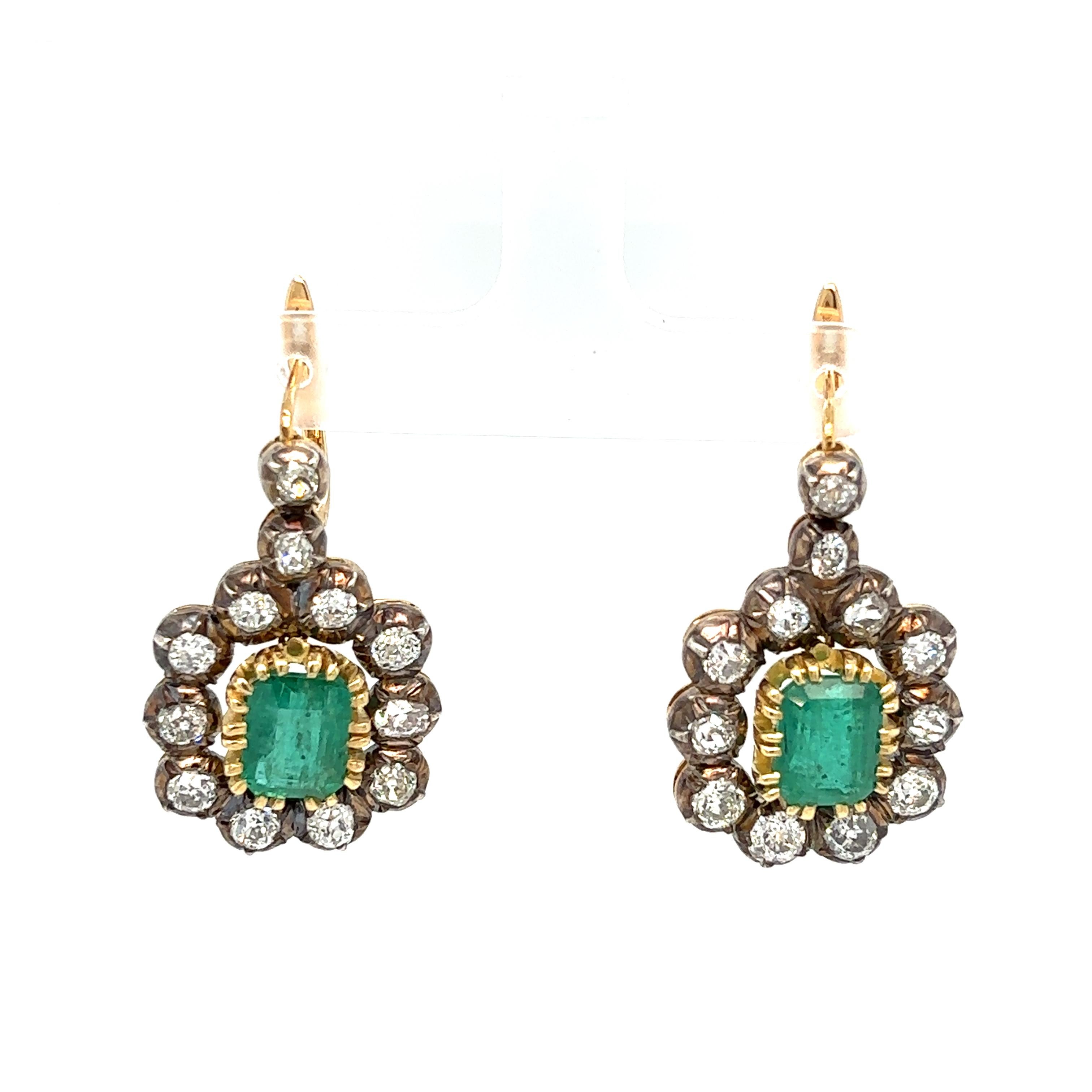 Taglio smeraldo Orecchini a goccia in oro con diamante e smeraldo di certificato vittoriano, 1900 in vendita