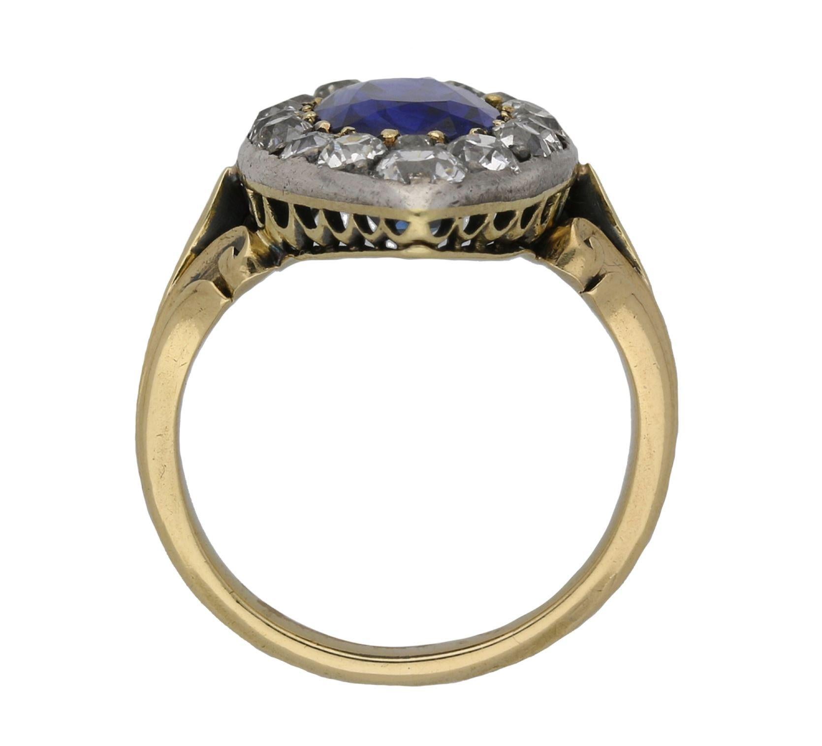 Vittoriano Anello vittoriano a grappolo con zaffiro di Ceylon e diamanti, circa 1880. in vendita