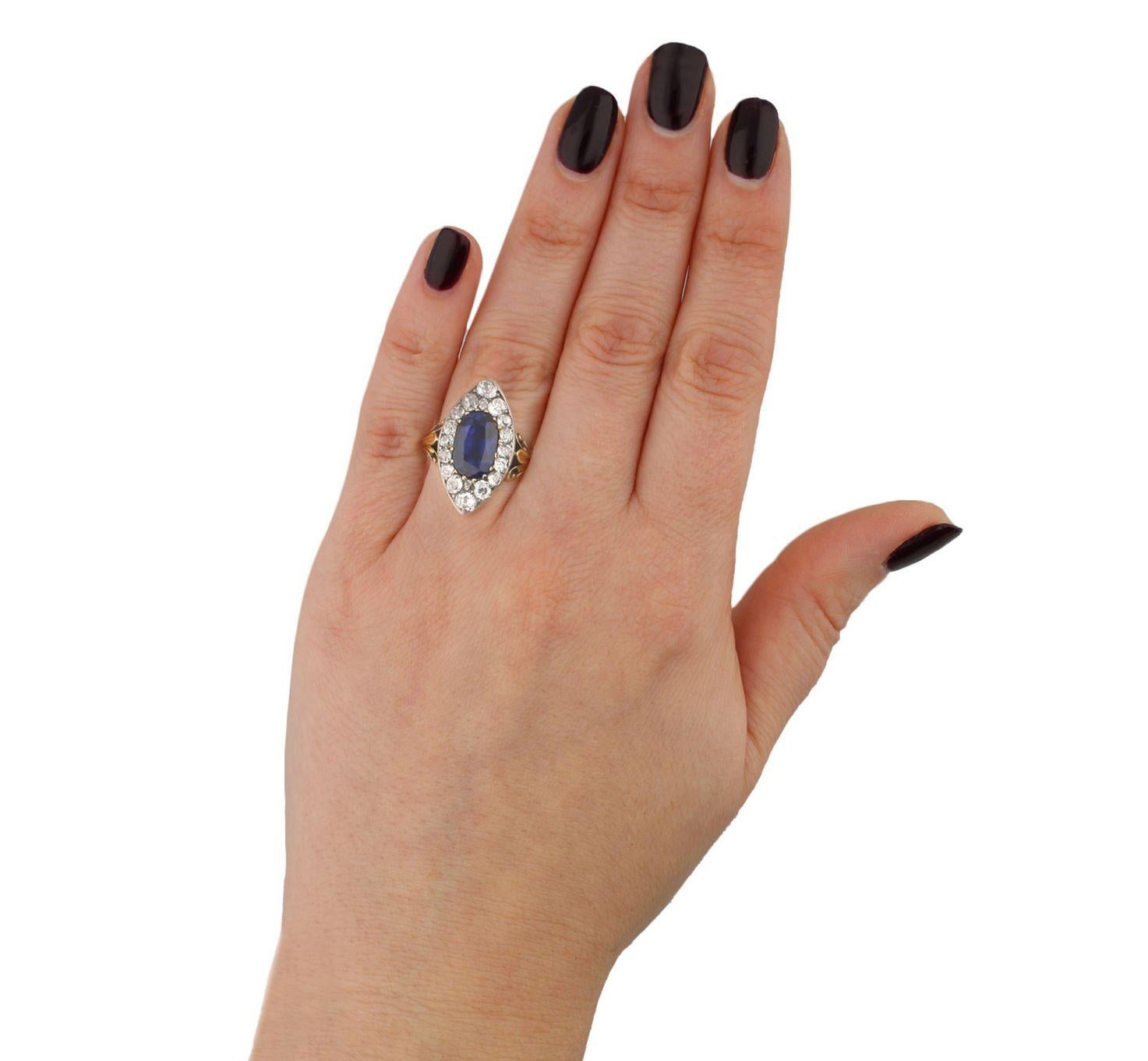 Anello vittoriano a grappolo con zaffiro di Ceylon e diamanti, circa 1880. In condizioni buone in vendita a London, GB