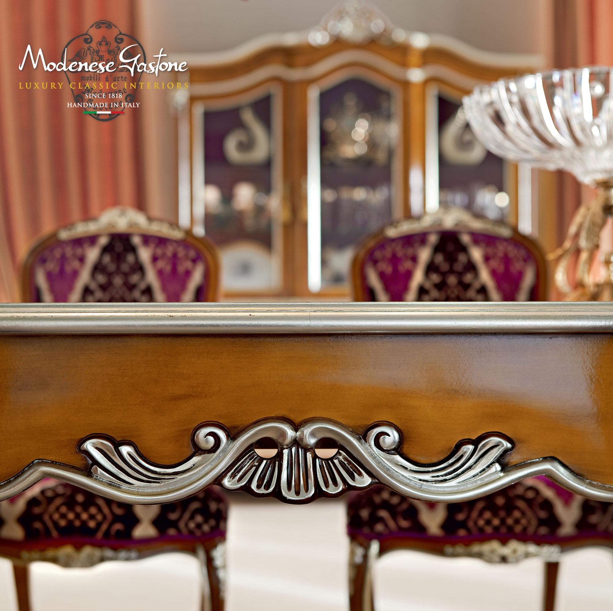 Vervollständigen Sie Ihr schickes, luxuriöses Esszimmer mit diesem viktorianischen Stuhl mit Armlehnen für den täglichen Gebrauch. Der Holzrahmen ist in natürlichem Walnussholz lackiert und mit Blattsilberapplikationen versehen. Sitzkissen