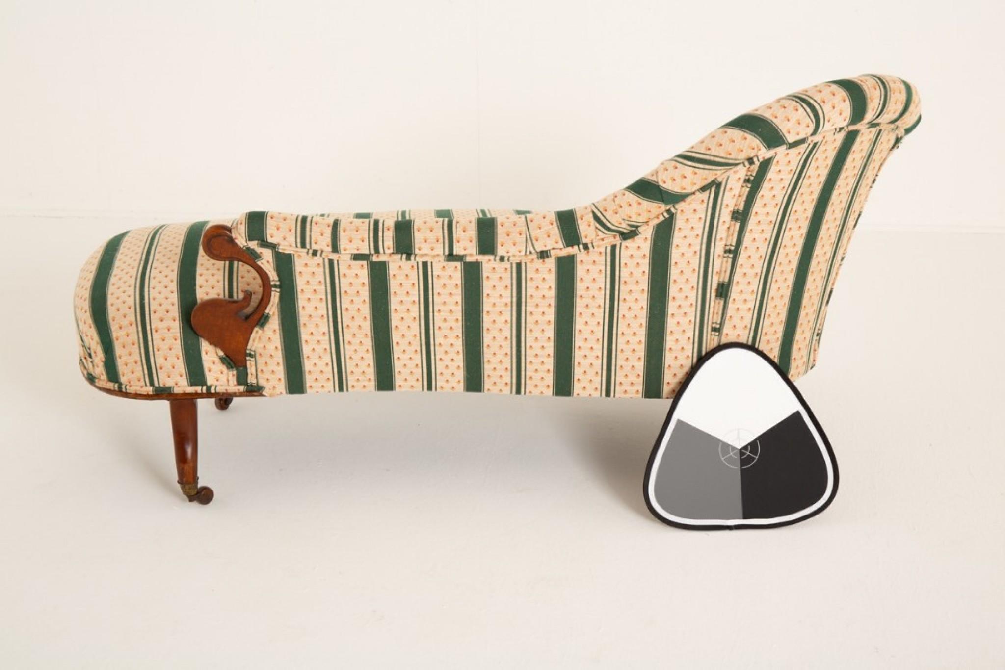 Diese hübsche viktorianische Mahagoni Chaise Longue steht auf geformten und geschnitzten Beinen, die ihre originalen Messing- und Porzellanrollen beibehalten.
CIRCA 1860
Die Chaise Longue wurde kürzlich mit einem hochwertigen Stoff neu bezogen und