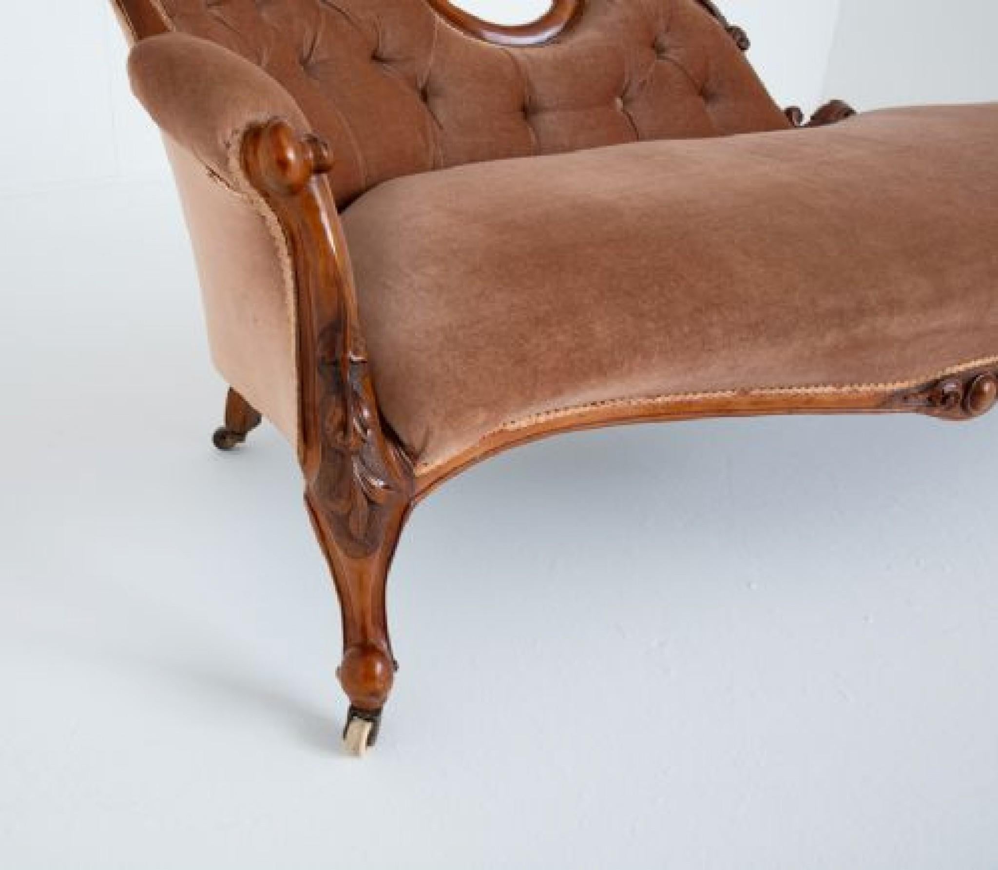 Victorian mahogany chaise longue.
This chaise is of a shaped form and is raised upon carved cabriole legs.
Circa 1860
Having a shaped back with deep button detail and a wood show frame.
Presented in good condition.
