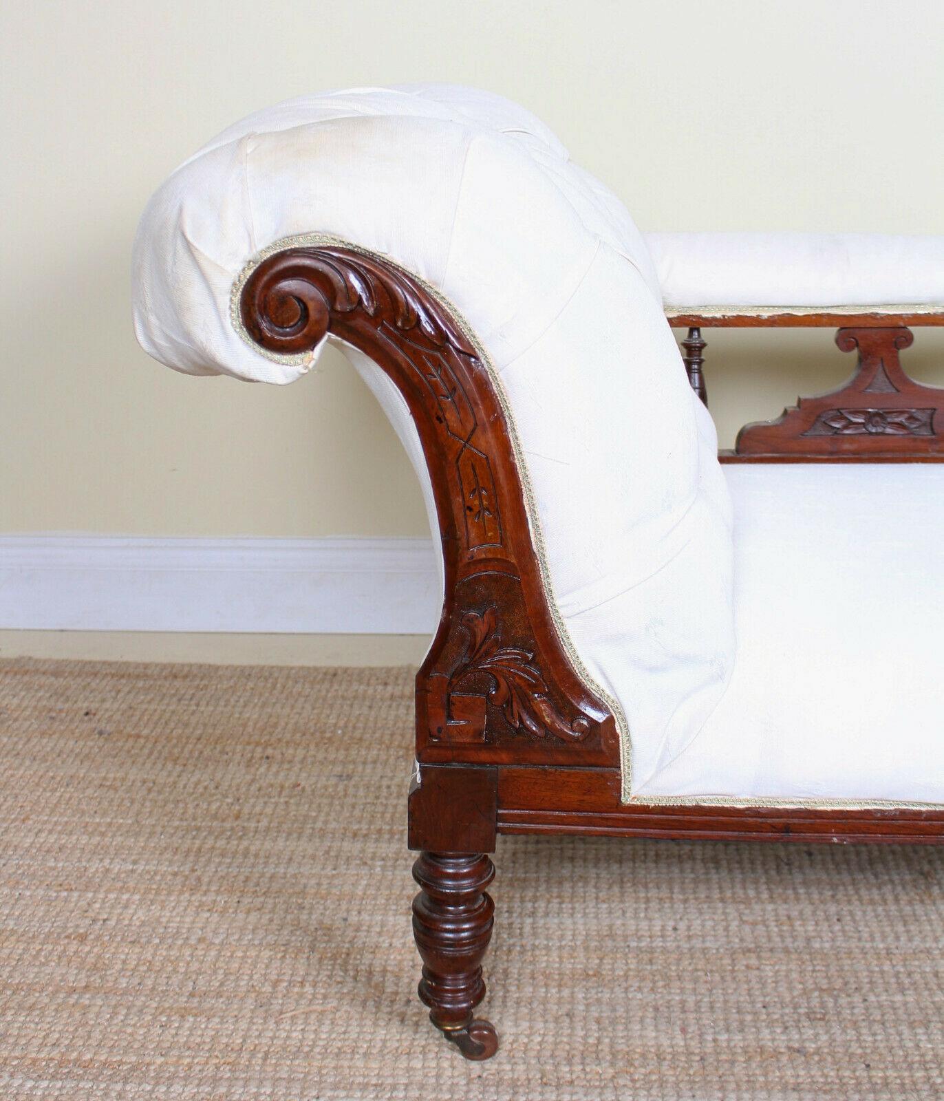 An impressive 19th century chaise longue.

The seat and backrest re-upholstered in white fabric (stained) and framed in carved solid mahogany.

Raised on carved legs terminating in castors.