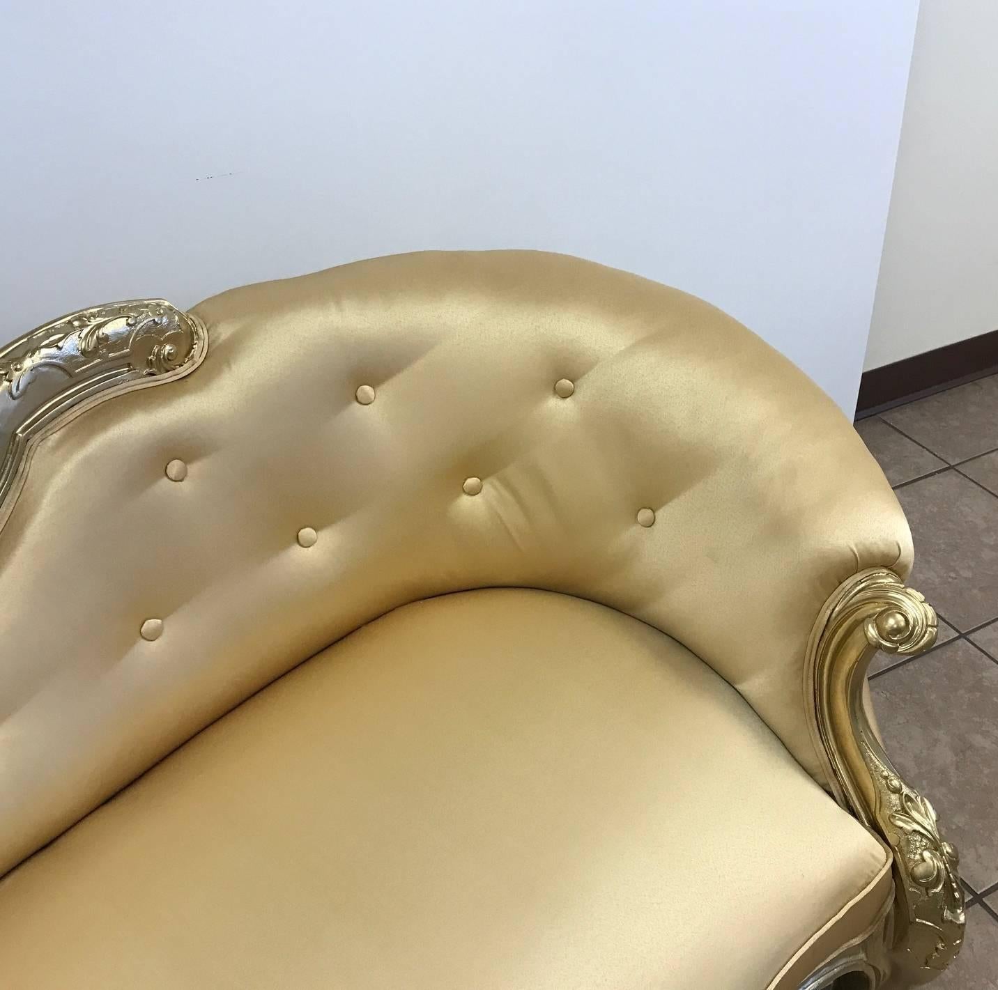 Viktorianische Chaiselongue mit Metallic-Gold-Finish, gepolstert mit Satin (Geschnitzt) im Angebot