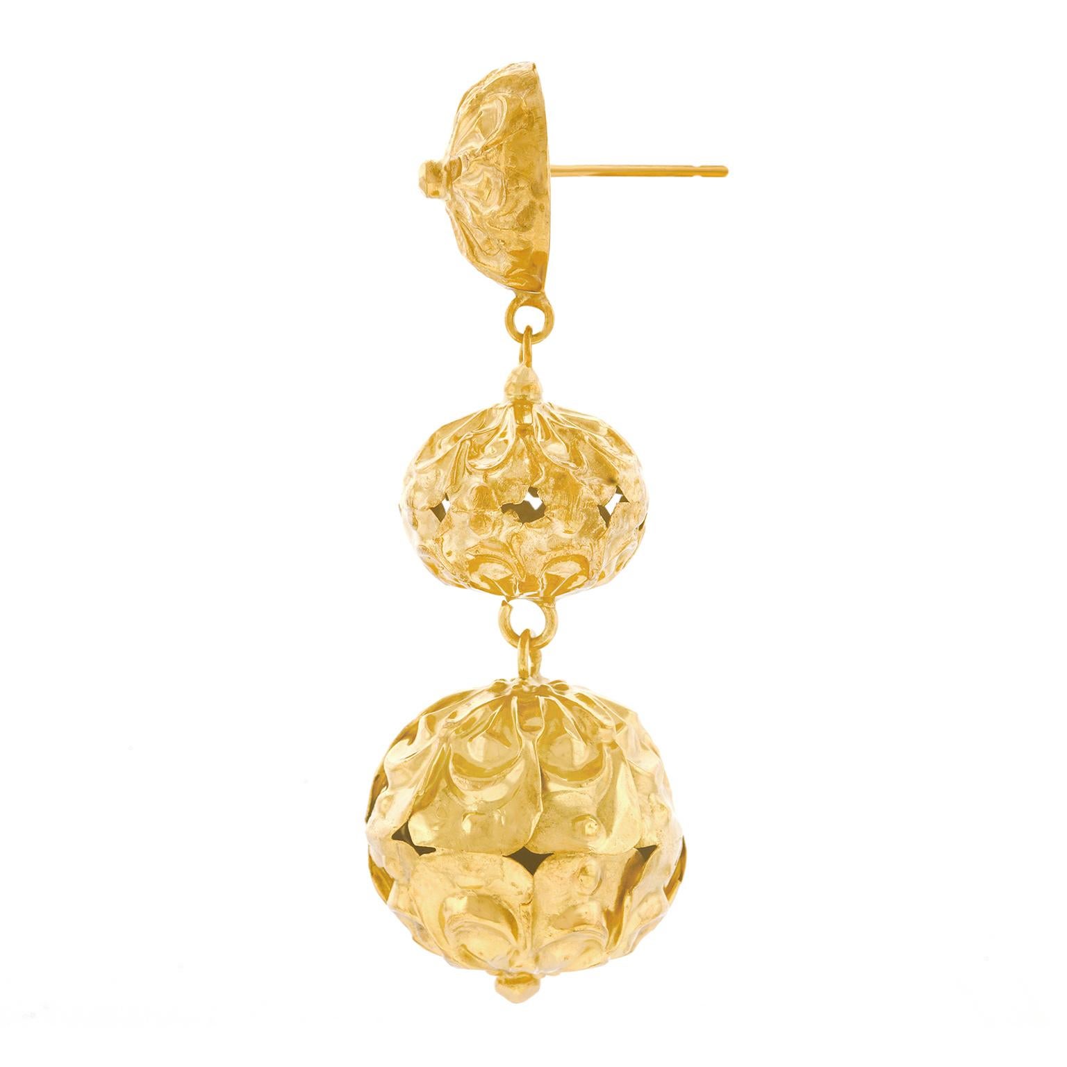 Women's Victorian Chandelier Earrings in Gold