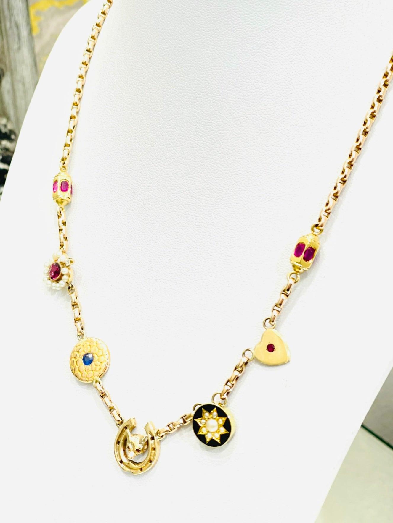 Viktorianische Charm-Halskette aus 15 Karat Gold mit Rubinen, Saphiren und Perlen im Zustand „Hervorragend“ im Angebot in London, GB