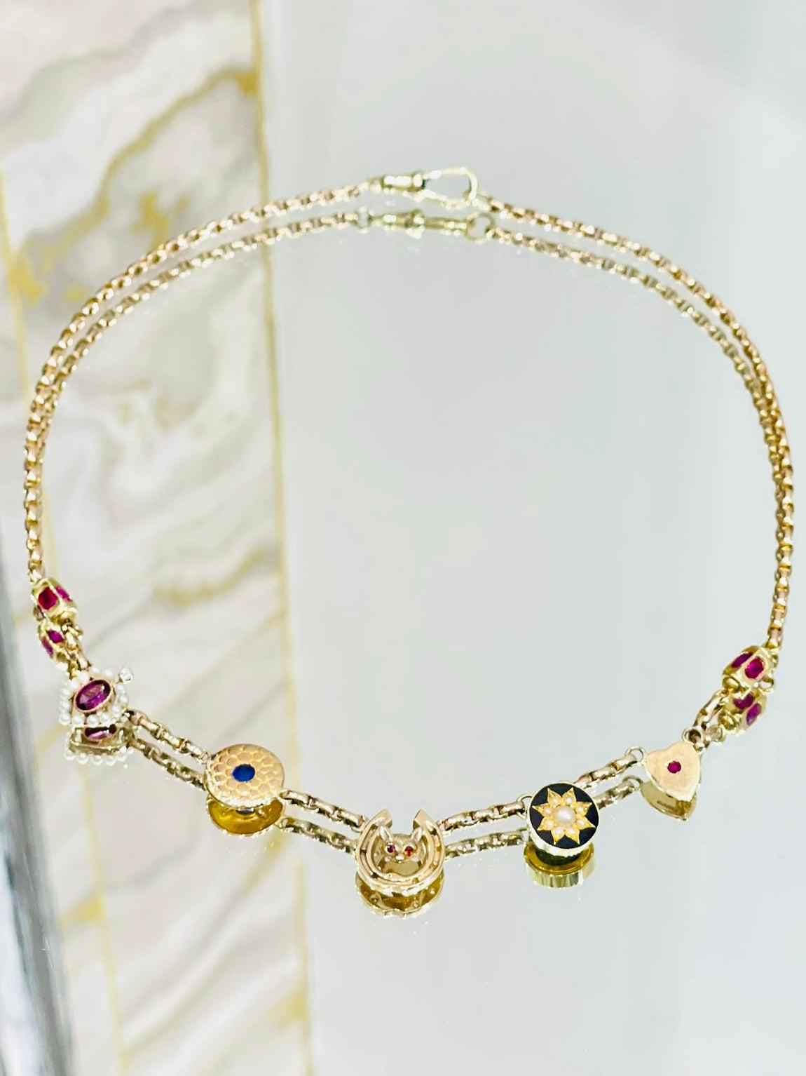 Collier à breloques victorien en or 15 carats avec rubis, saphirs et perles Pour femmes en vente