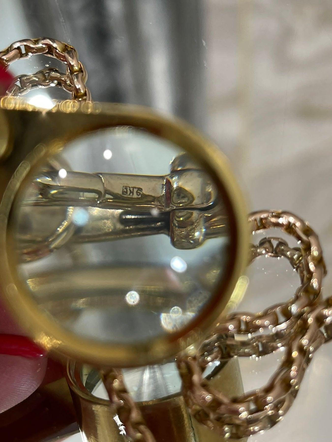 Collier à breloques victorien en or 15 carats avec rubis, saphirs et perles en vente 1