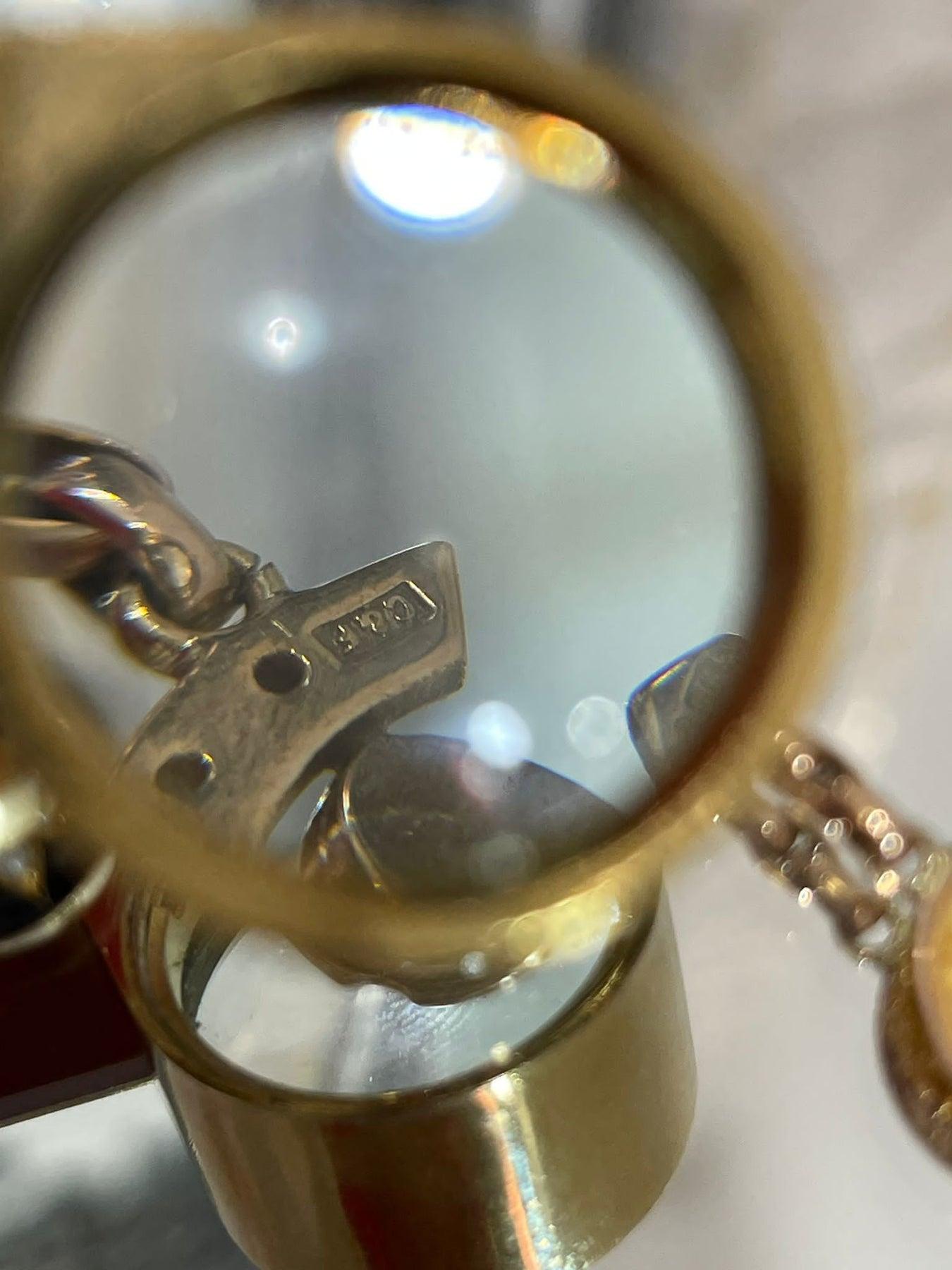Viktorianische Charm-Halskette aus 15 Karat Gold mit Rubinen, Saphiren und Perlen im Angebot 3