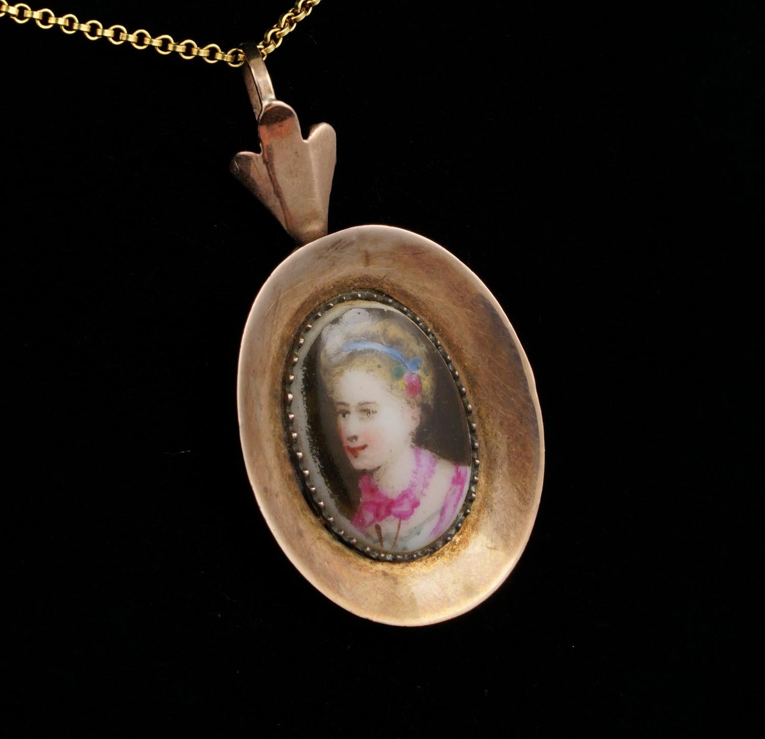 Victorian Charming Painted Portrait Miniature 14 Karat Rose Gold Pendant In Good Condition For Sale In Napoli, IT