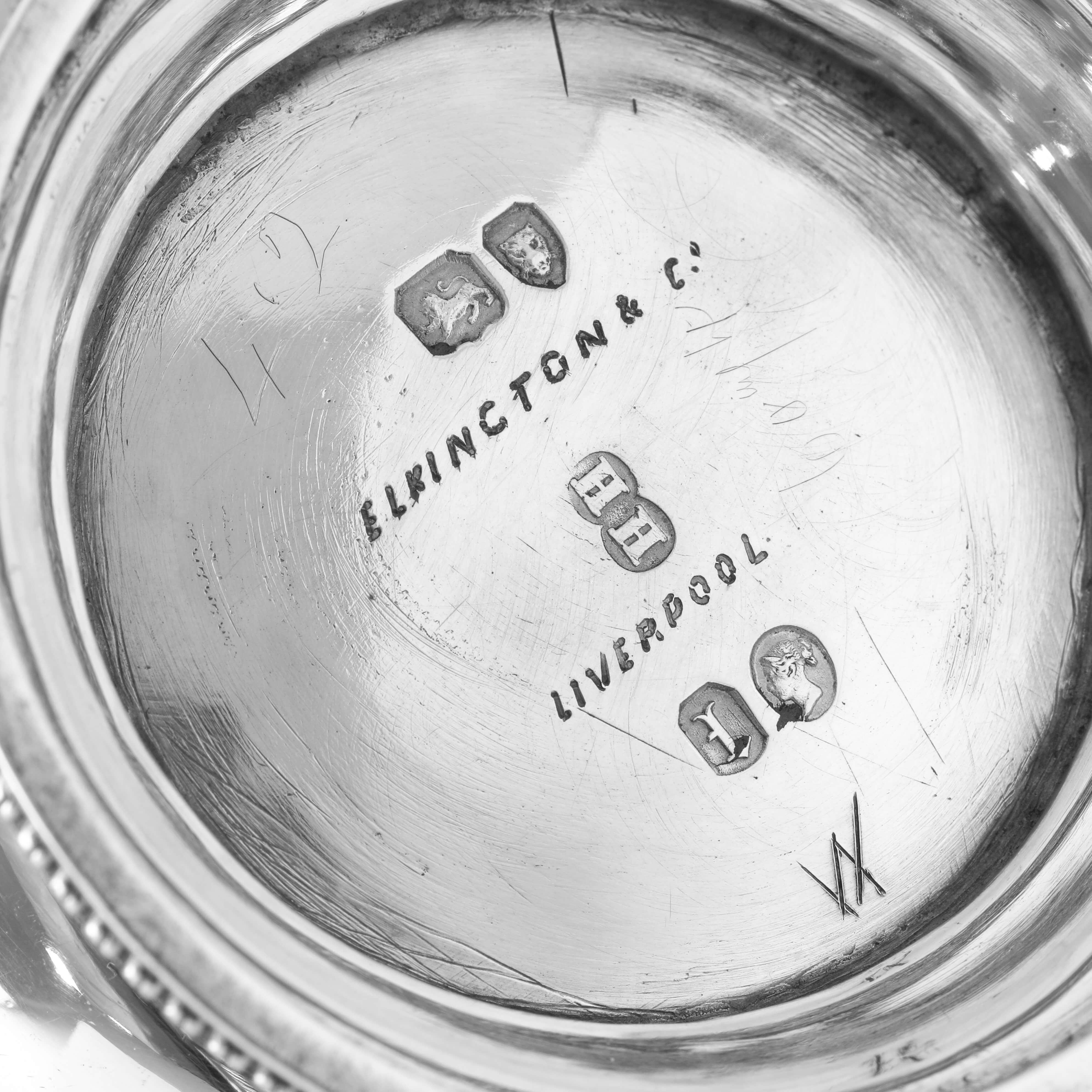 Tasse de baptême victorienne en argent sterling ciselé de style victorien par Henry Holland, Londres, 1866 Bon état - En vente à London, London