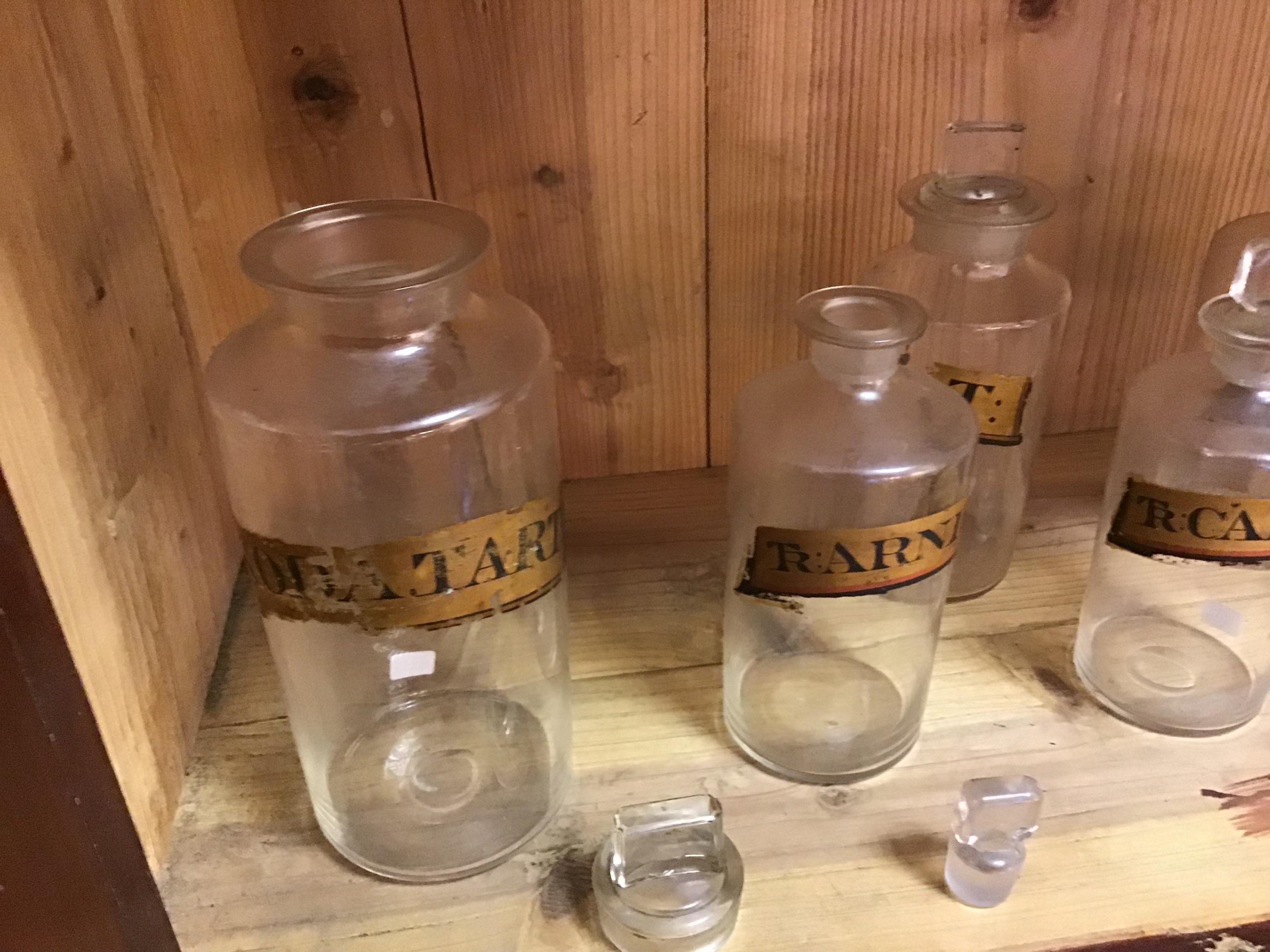 A set of 8 chemist’s bottles with original stoppers and labels 
All in good conditions with no damage.
Cc Victorian U.K.