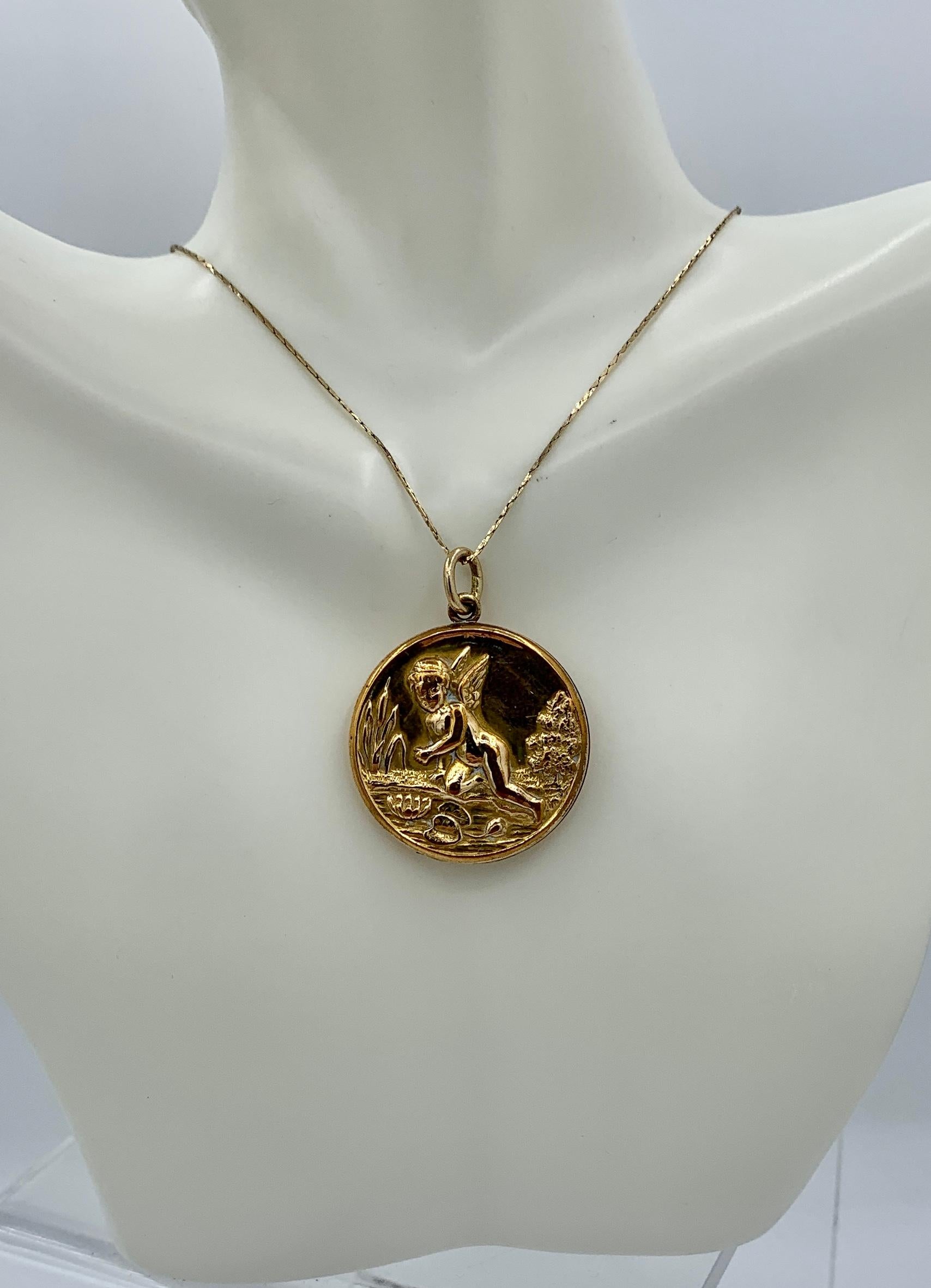 Viktorianische Cherub-Engel- Amor-Medaillon-Halskette mit Jugendstil-Anhänger Lily Pond Damen im Angebot