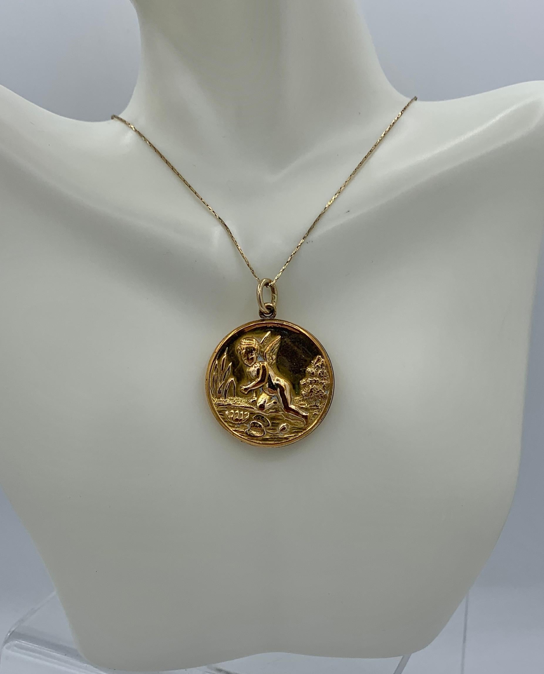 Victorian Cherub Angel Cupid Locket Lily Pond Art Nouveau Pendant Necklace In Good Condition For Sale In New York, NY