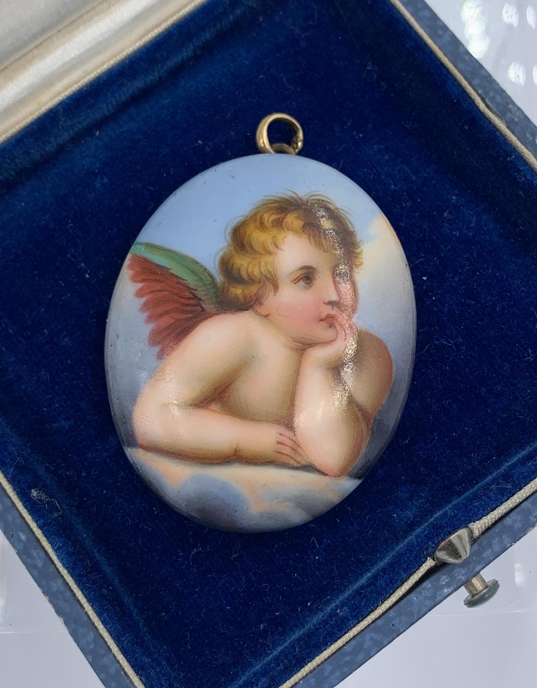 Viktorianische Cherub Engel Medaillon Anhänger Halskette Hand gemalt Gold im Zustand „Gut“ in New York, NY