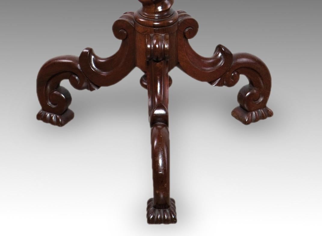 Victorian side table with checkerboard. Mahogany wood. England, 19th century.
Side table with tripod foot with scrolls and carved moldings, shaft in the shape of a Solomonic column and top table with ovals and molding on the fronts and a