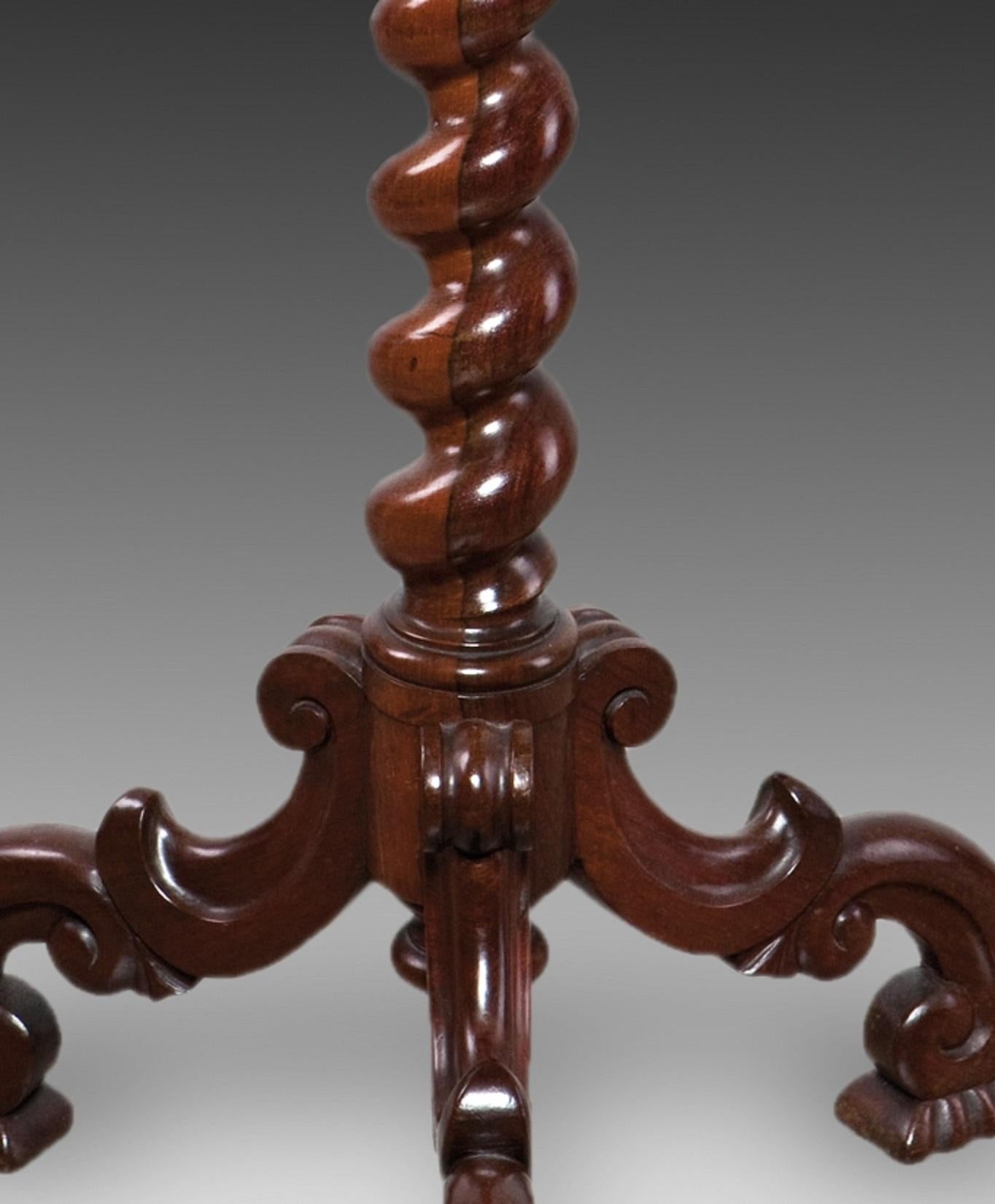 Victorian Chess Pedestal or Side Table, Mahogany, England, 19th Century In Good Condition In Madrid, ES