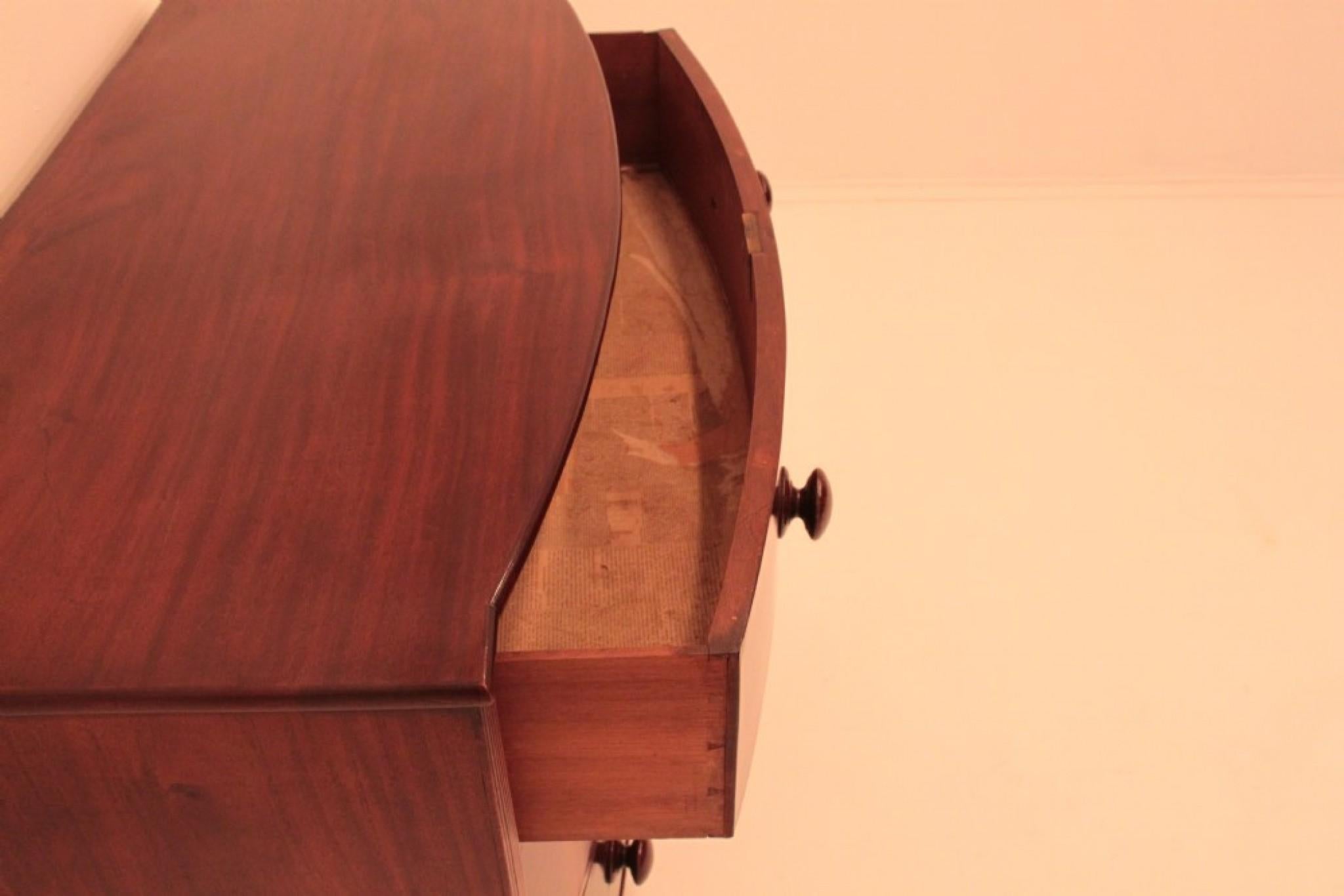 Victorian Chest Drawers, Bow Front Antique Circa 1800 For Sale 2