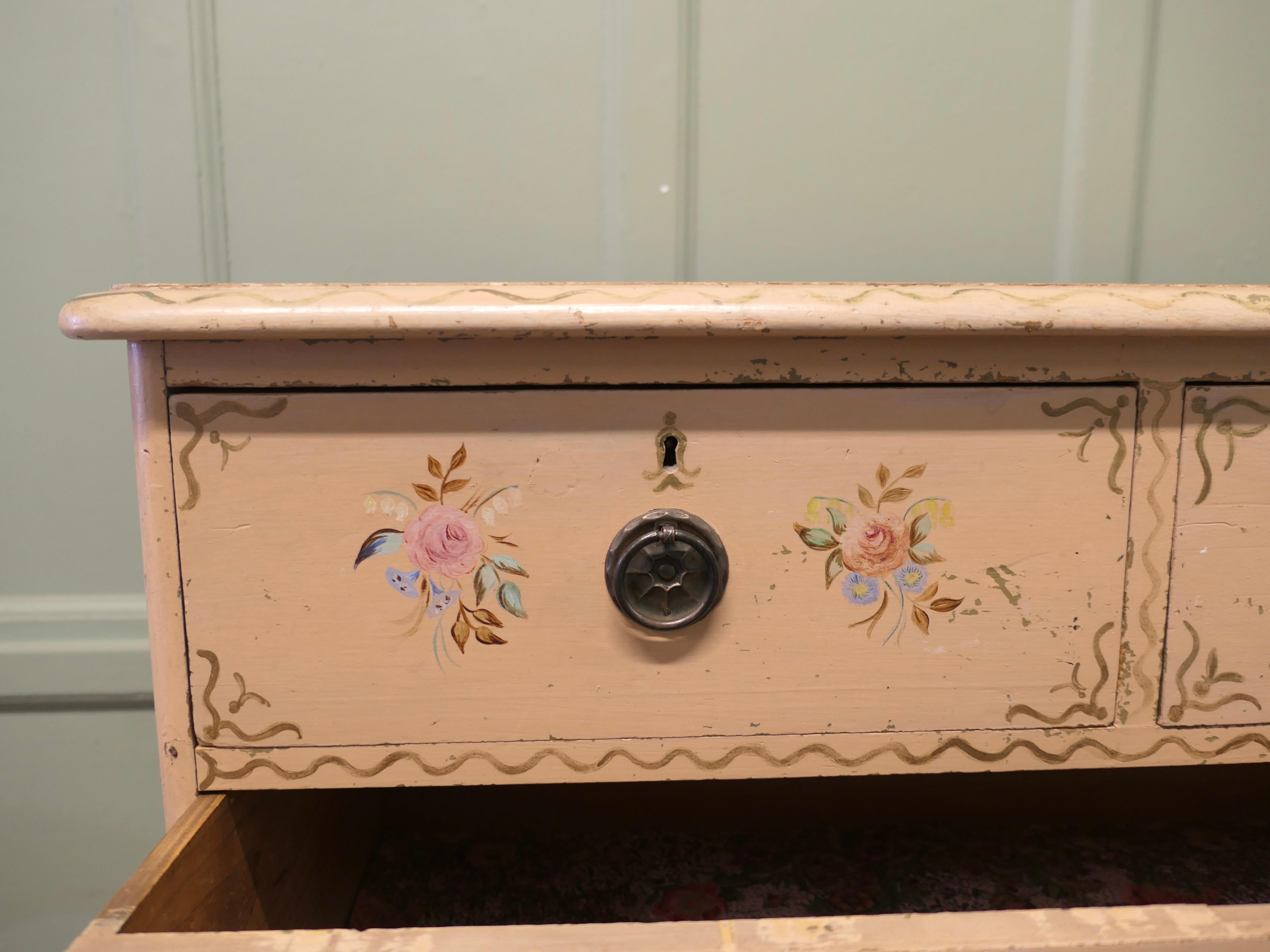 XIX secolo Cassettiera vittoriana dipinta a mano con fiori in vendita