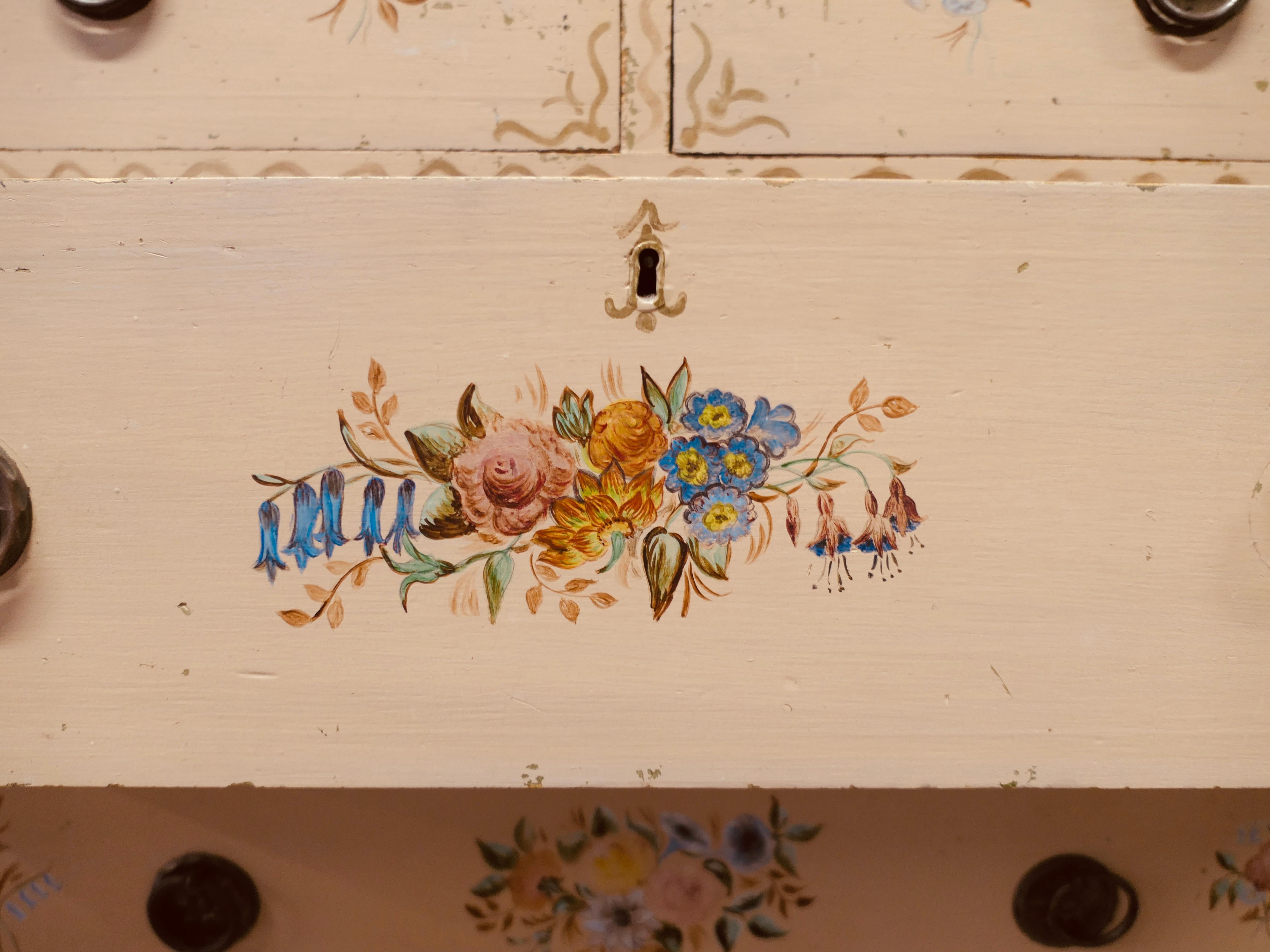 Pino Cassettiera vittoriana dipinta a mano con fiori in vendita