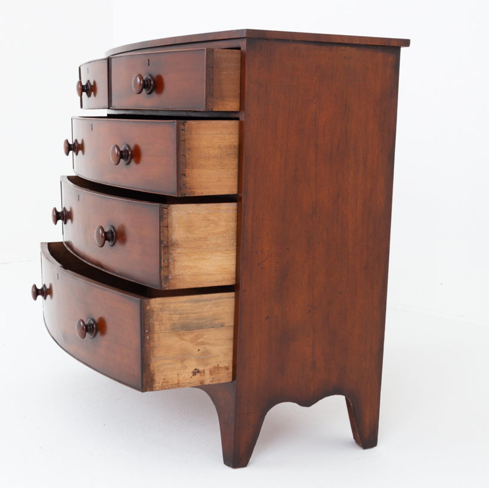 Victorian Chest of Drawers Mahogany Bow Front In Good Condition For Sale In Potters Bar, GB