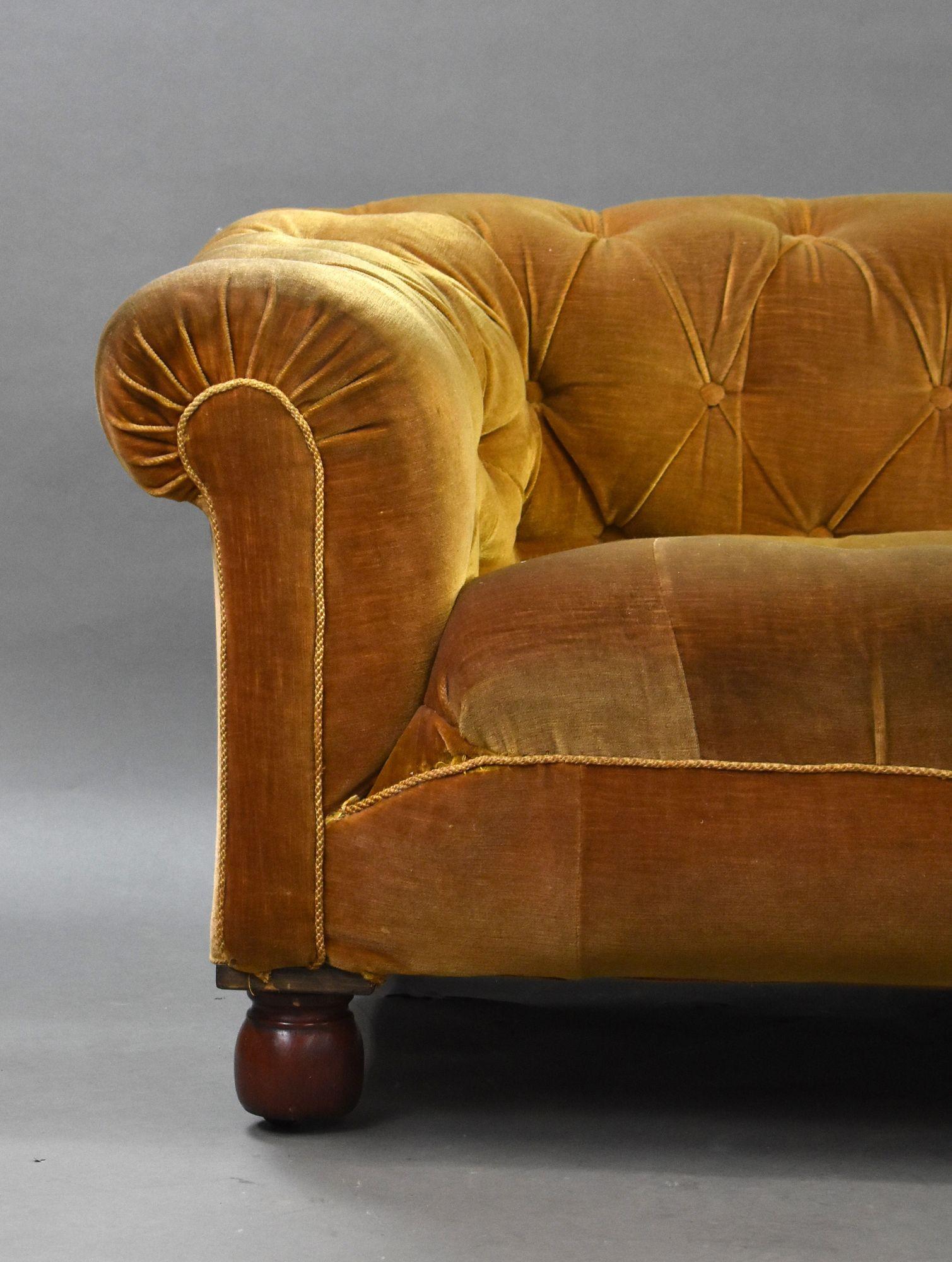 Un precioso sofá Chesterfield victoriano antiguo, perfecto para restaurar o retapizar. Esta pieza clásica presenta un respaldo tradicional con botones profundos, brazos enrollados y una rica tapicería de terciopelo empenachado en un tono mostaza